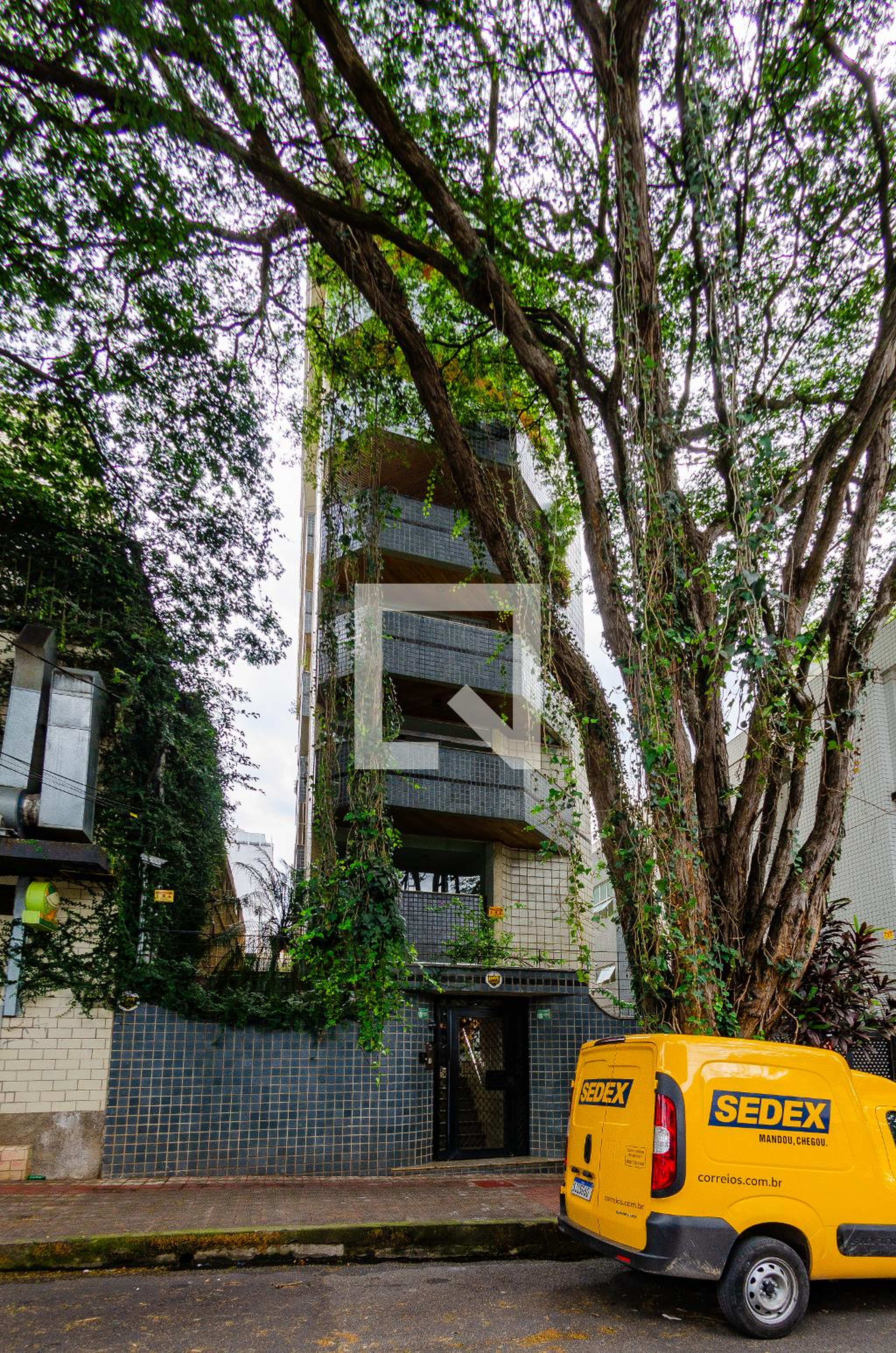 Fachada Condomínio em Rua Washington, 527