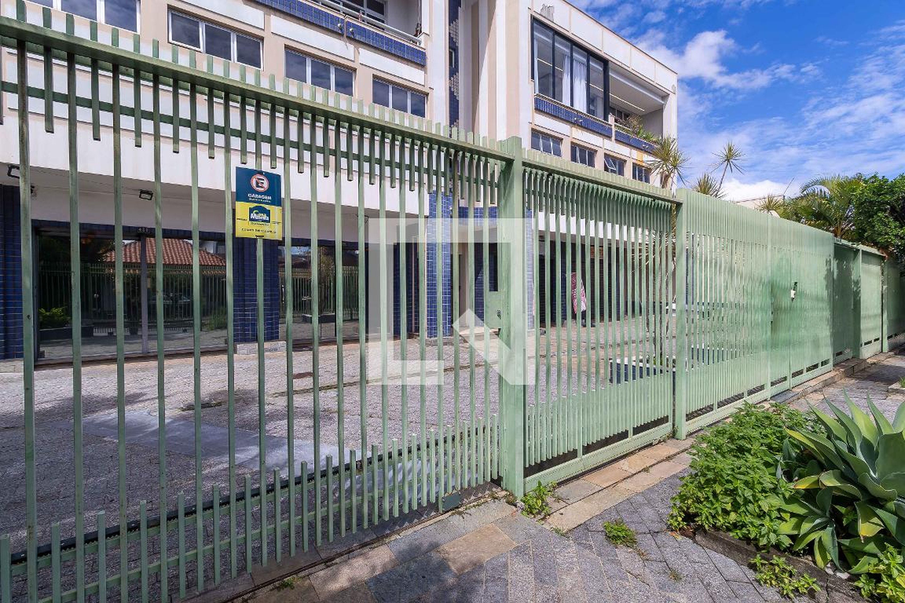 Fachada Condomínio em Rua Jornalista Waldir Lau, 482