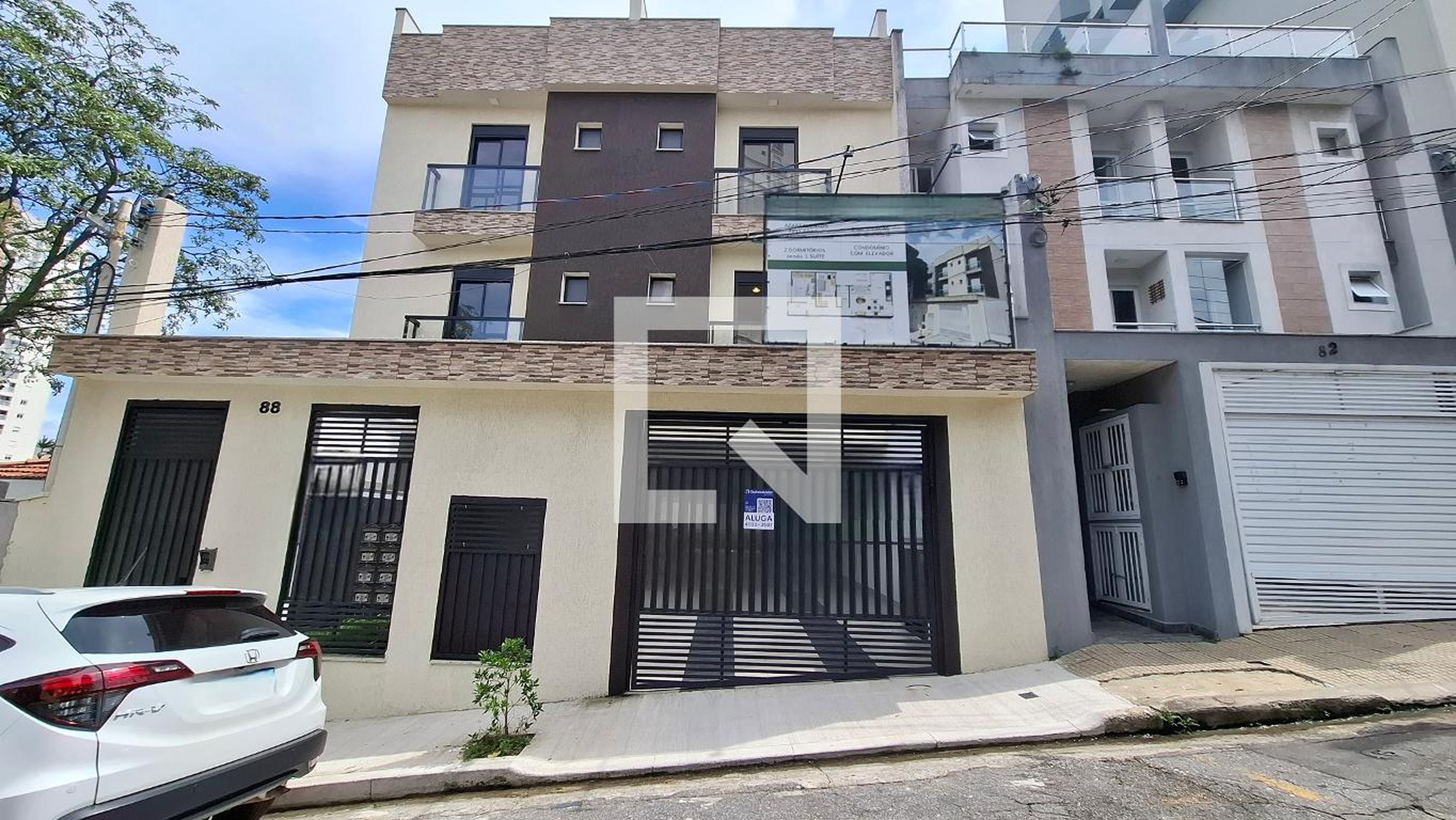 Fachada Condomínio em Rua Pedro Calmom, 88