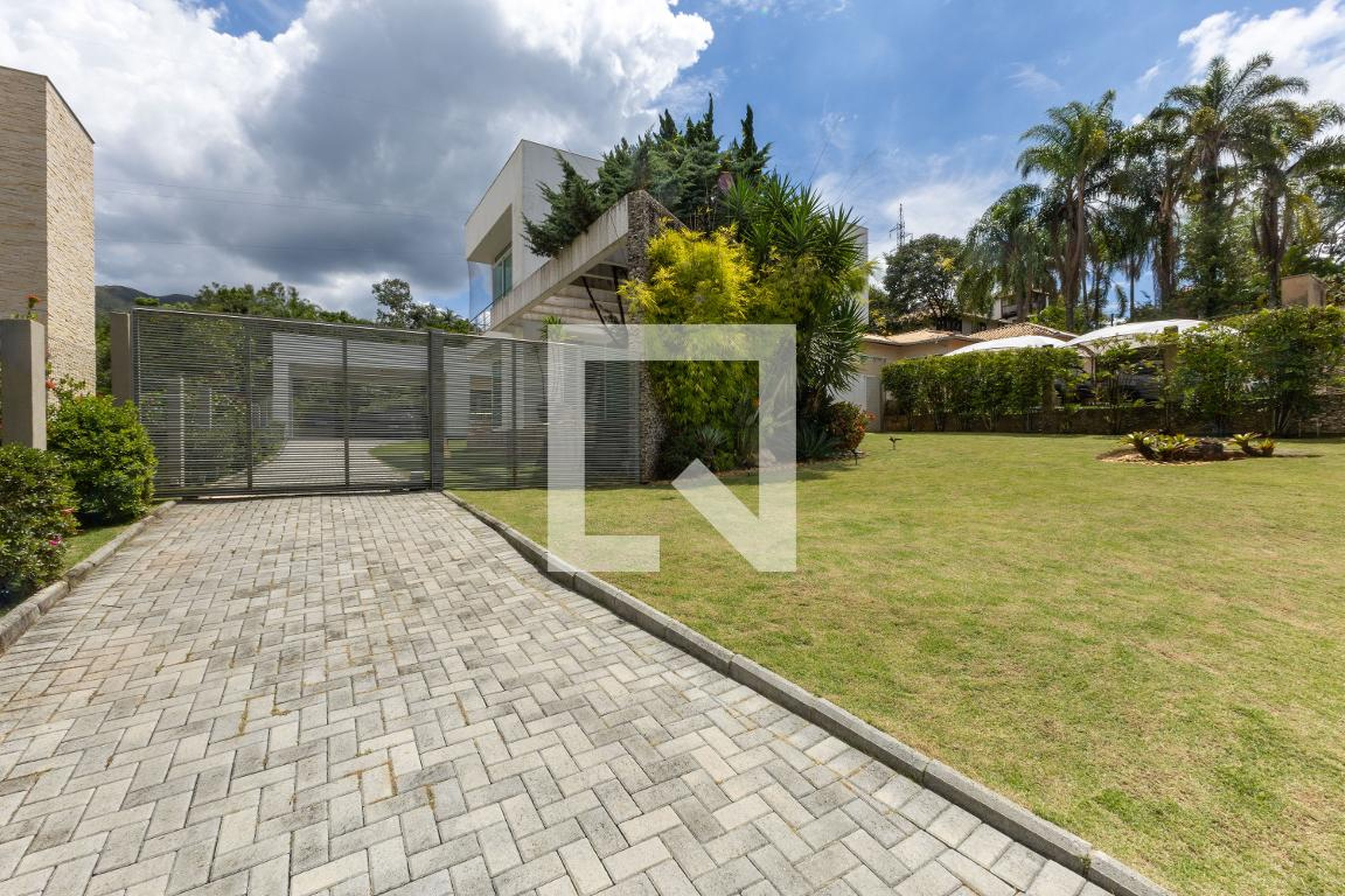 Fachada Condomínio em Rua Maria Saldanha Alves, 398