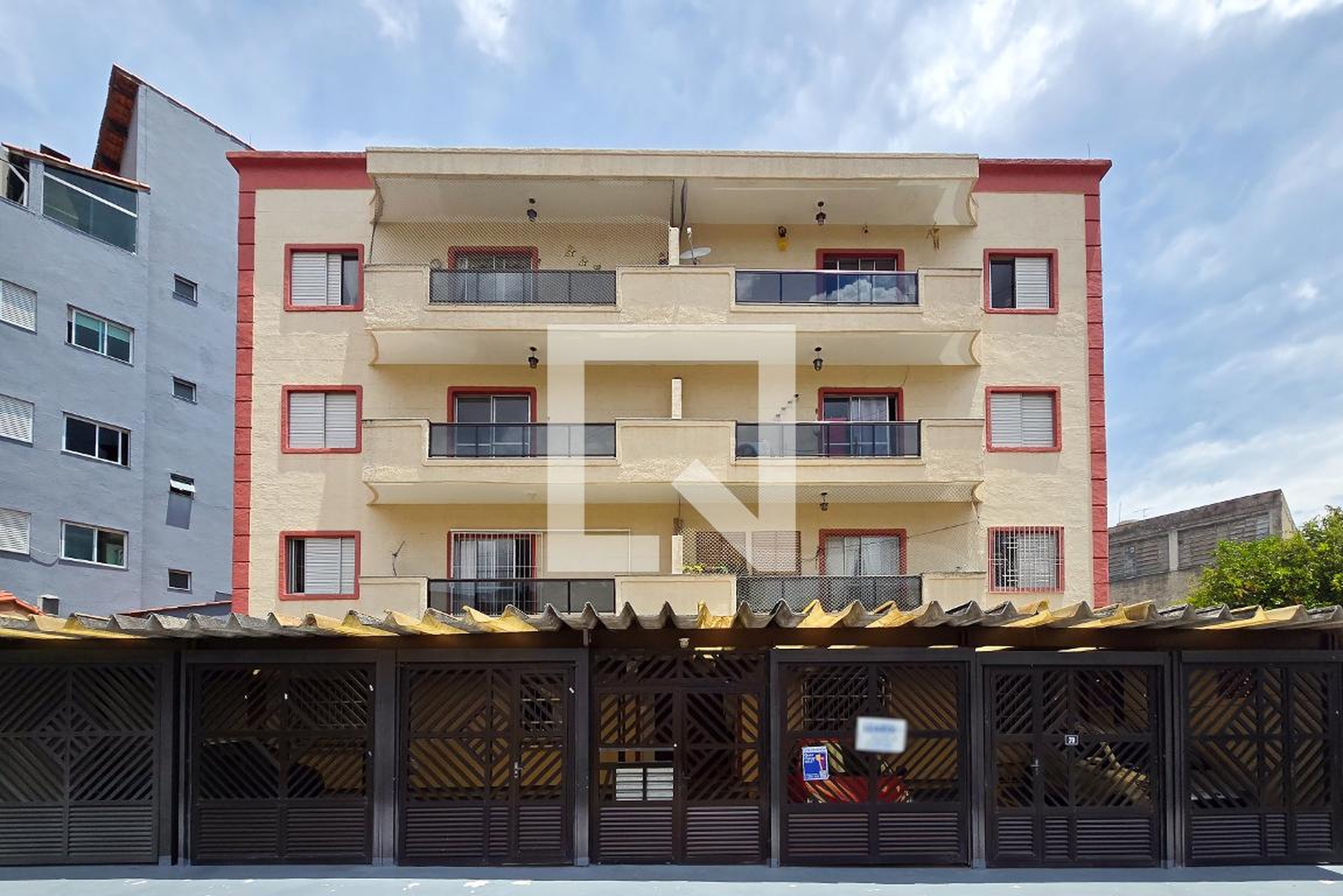 Fachada Condomínio em Rua Evaristo Neves, 70