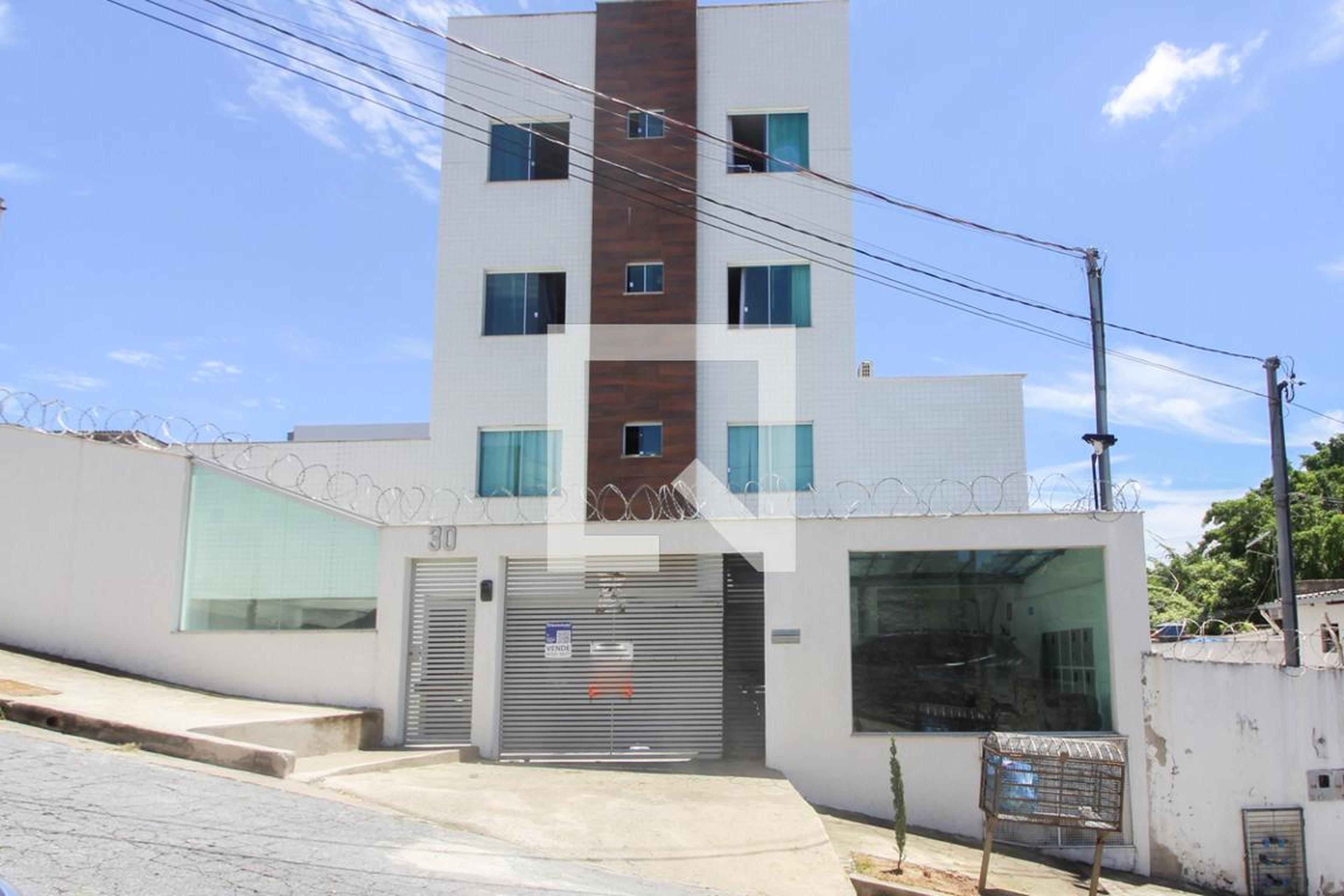 Fachada Condomínio em Rua Antônio Rochid, 30