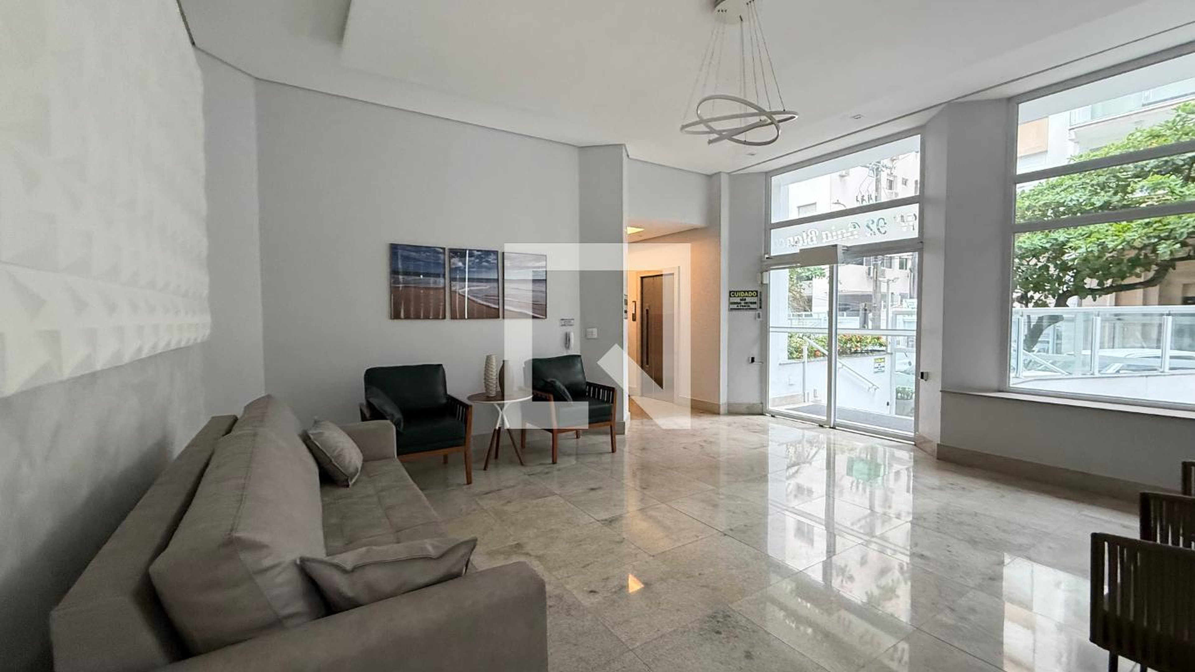 Hall de entrada Condomínio em Rua Santos, 92