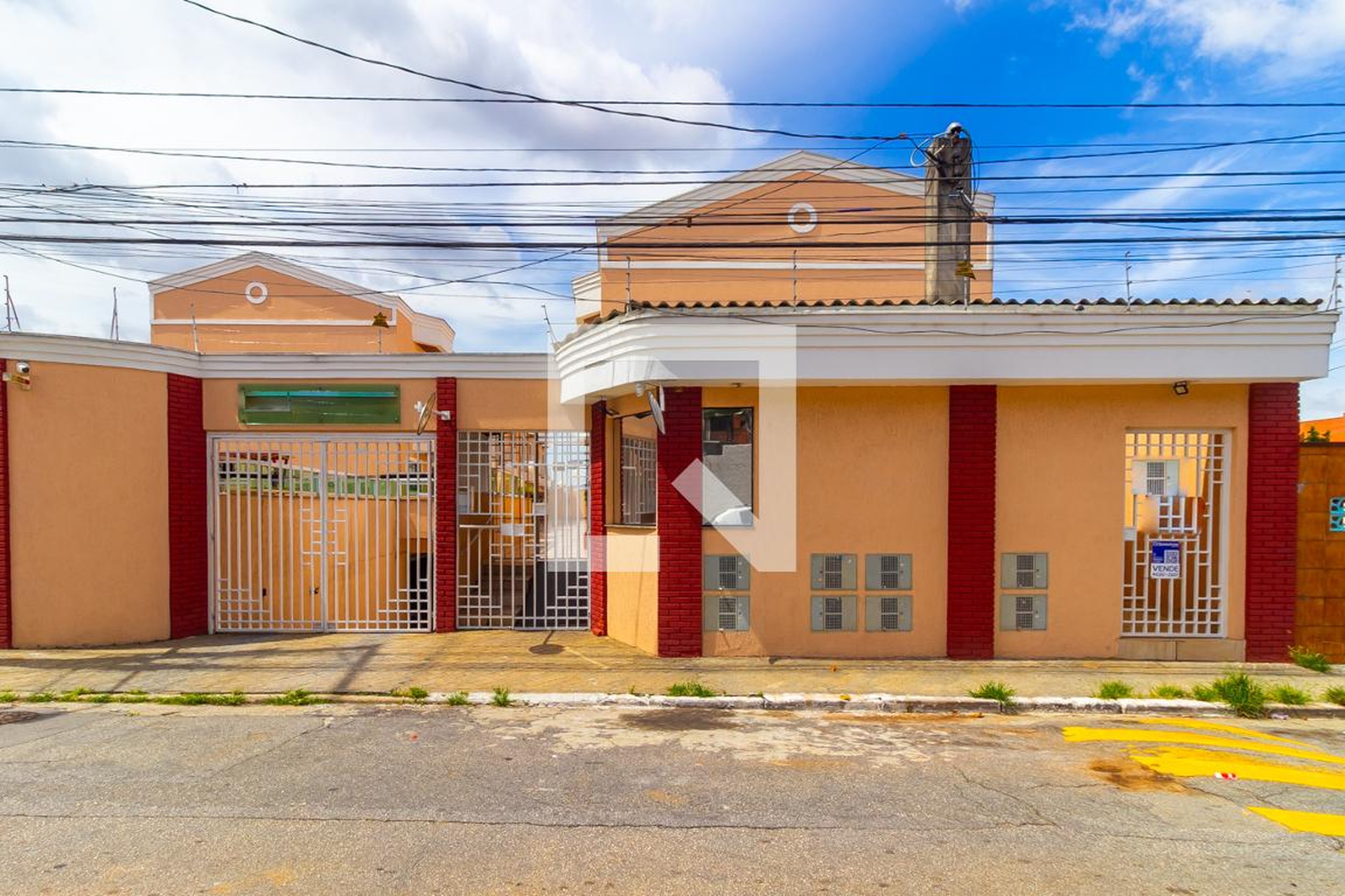 Fachada Condomínio em Rua Alves de Almeida, 878