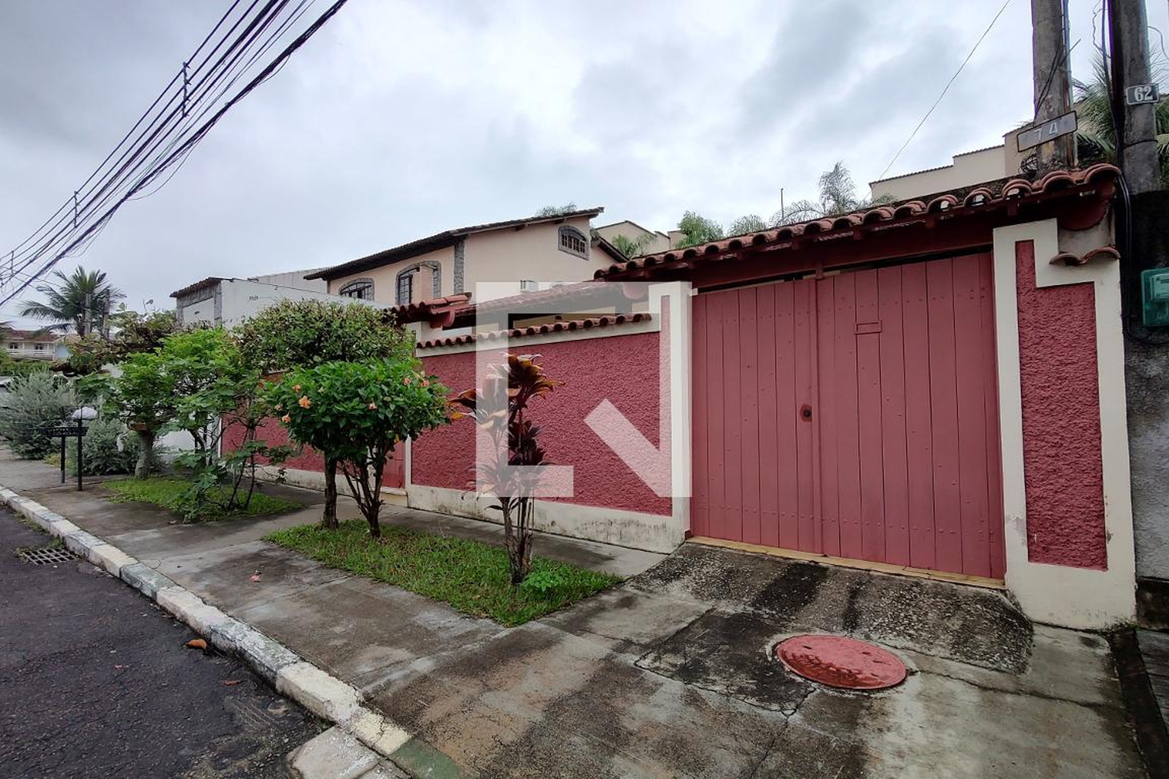 Fachada Condomínio em Rua Airton José Custódio, 74