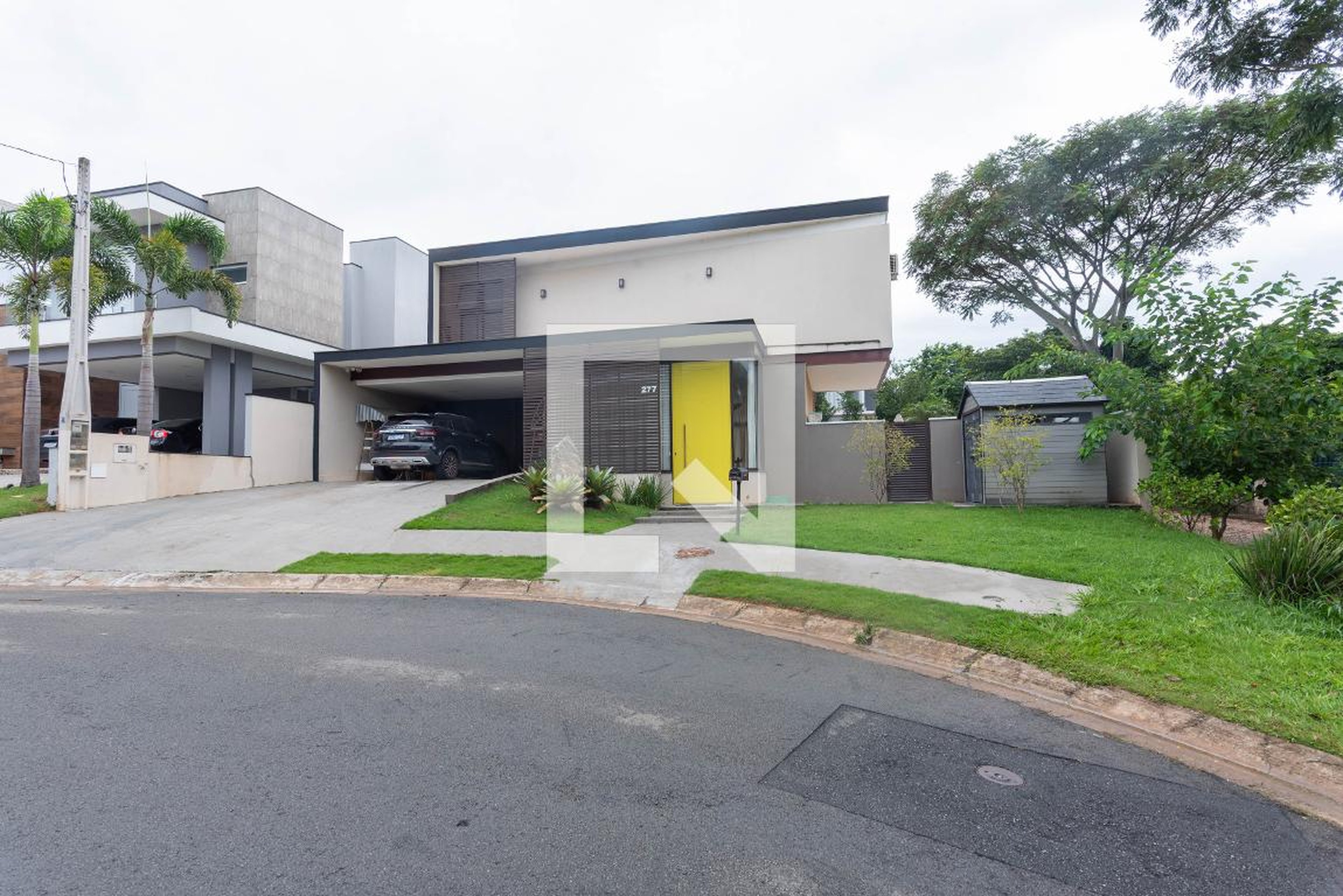 Fachada Condomínio em Rua José Roberto Nenov, 277