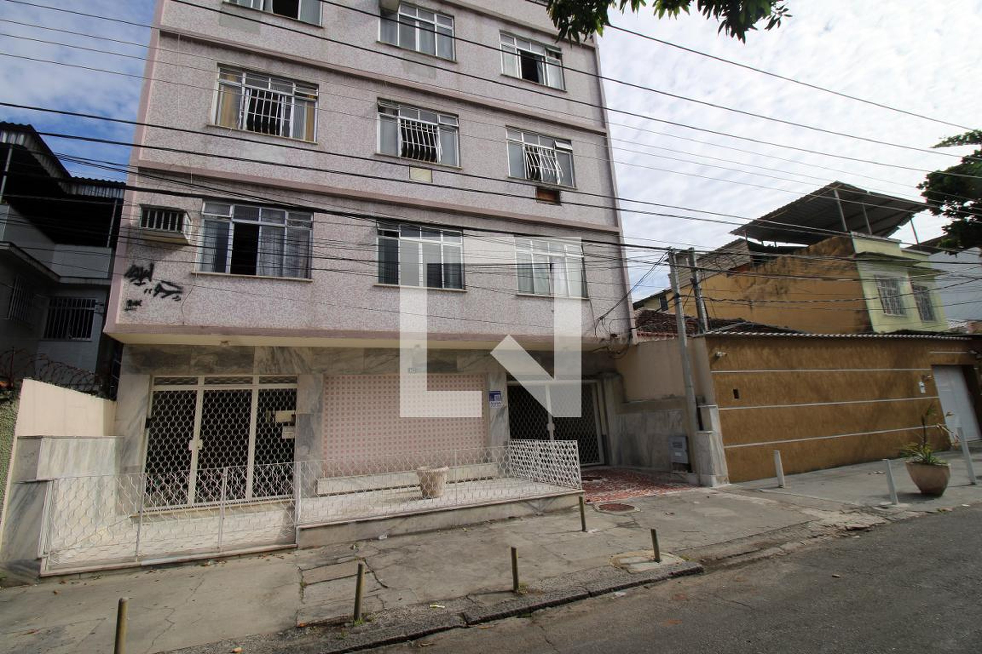 Fachada do Prédio Condomínio em Rua Paratinga, 143
