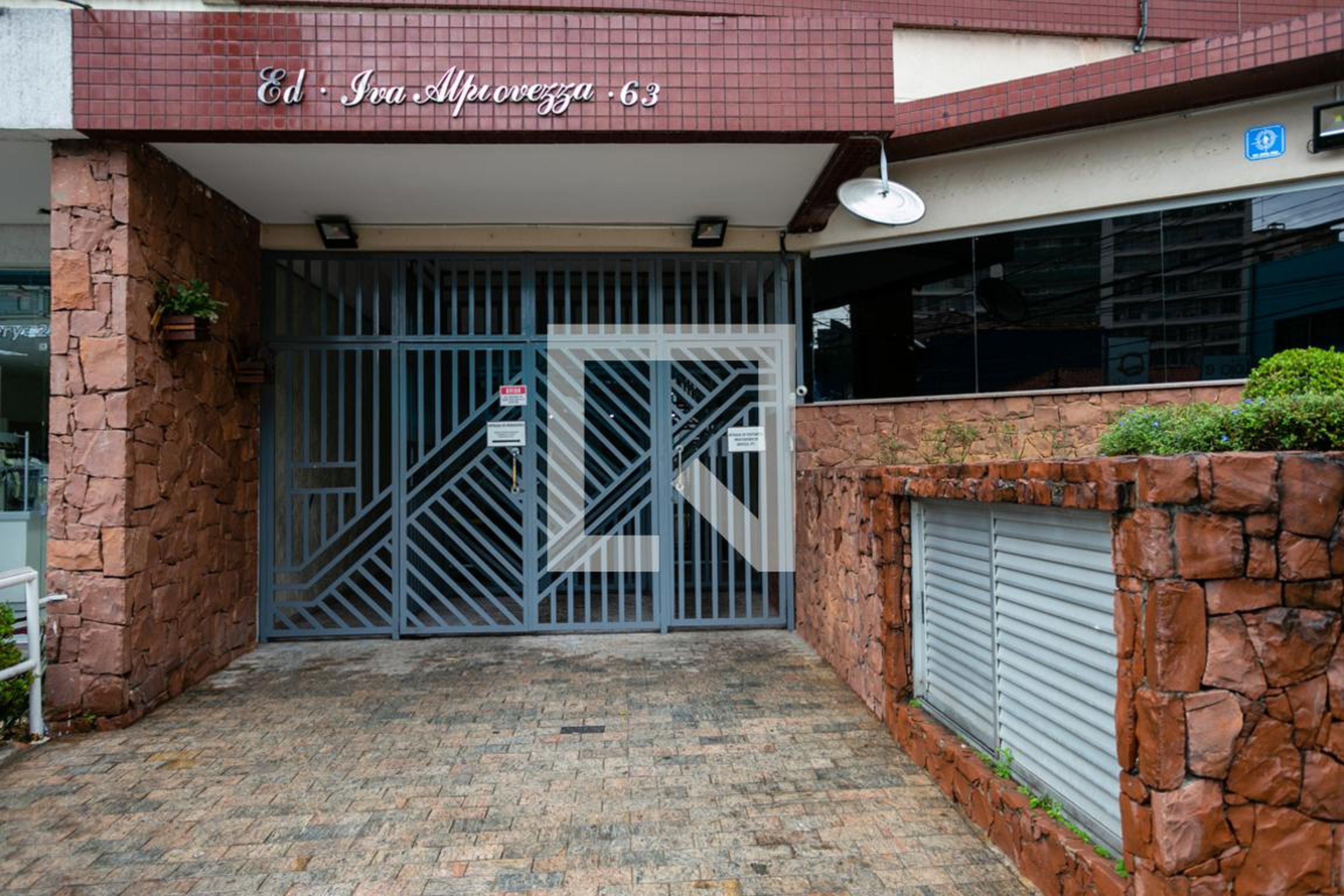 Fachada do condomínio Condomínio Iva Alpiovezza