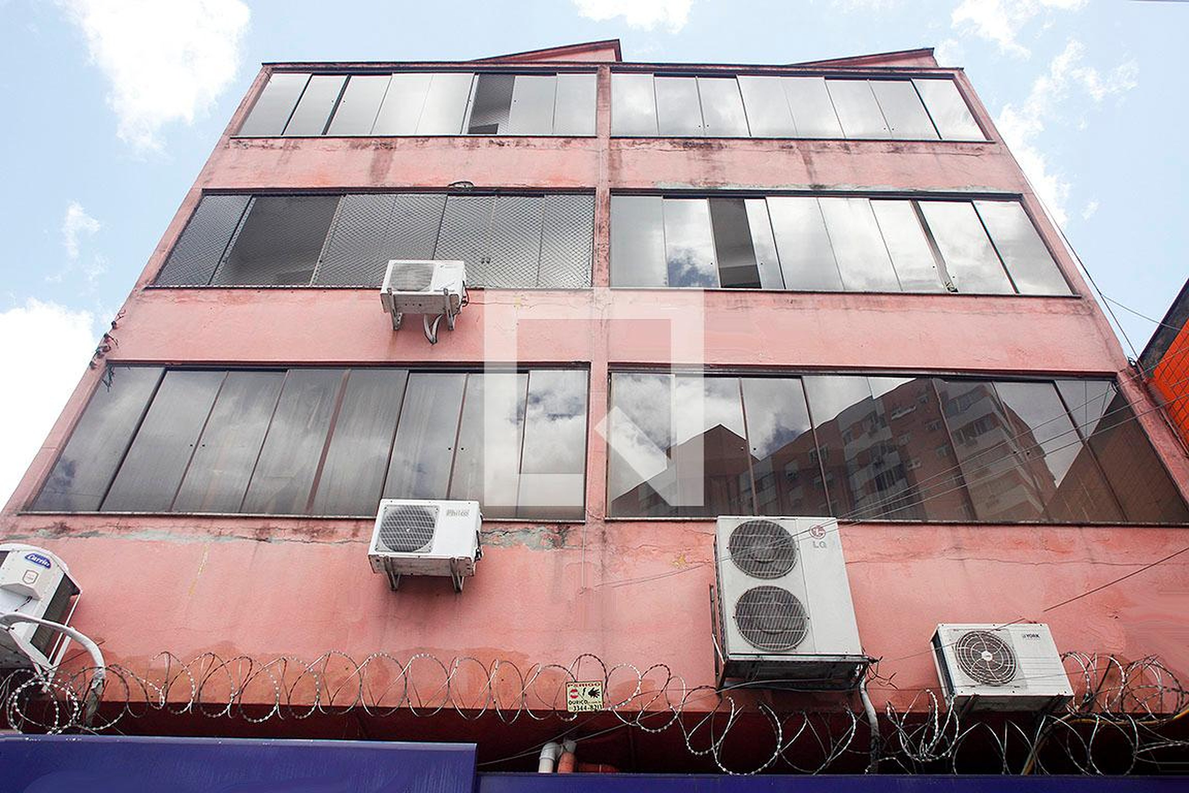 Fachada Condomínio em Avenida da Azenha, 687