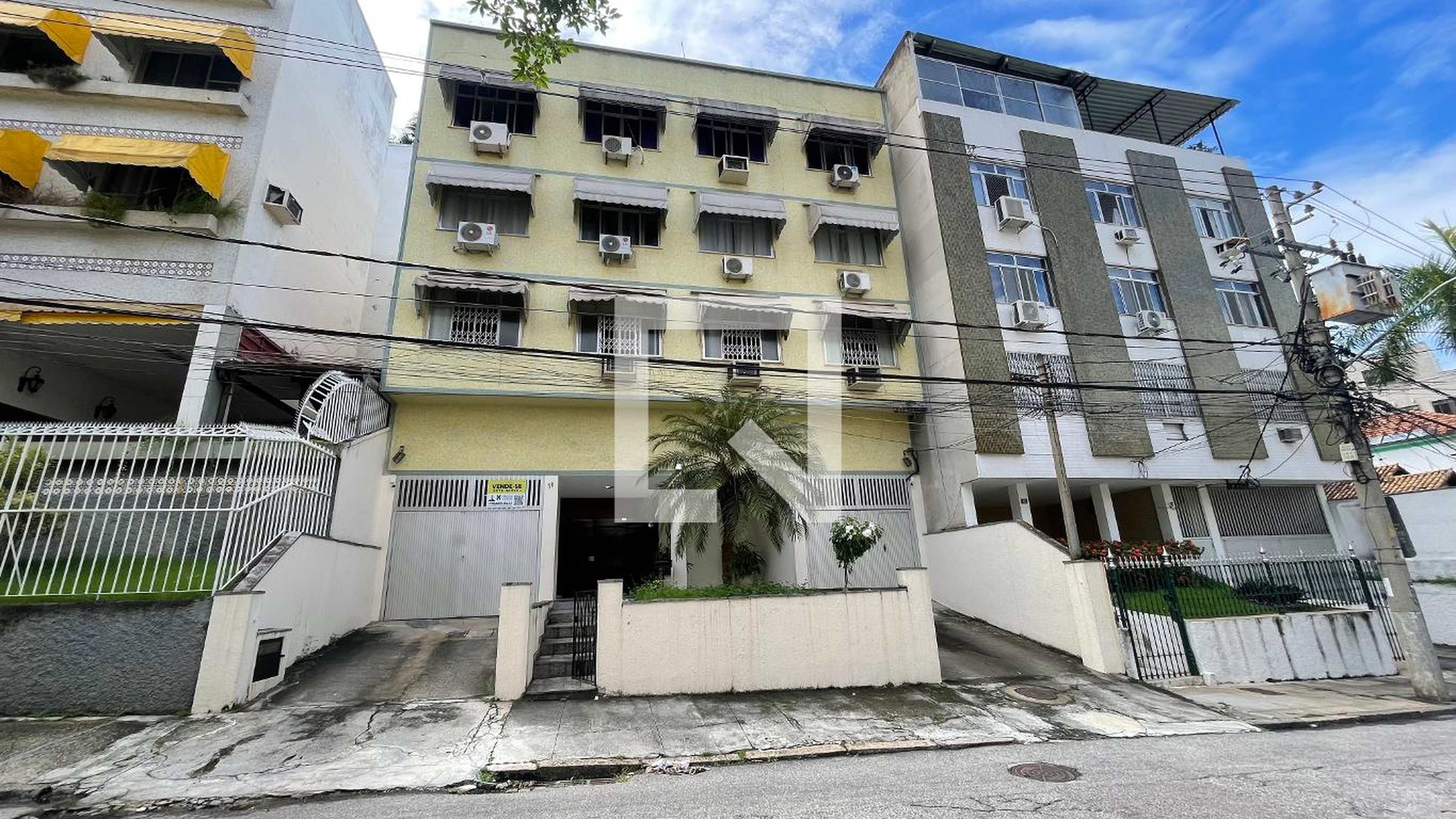 Fachada Condomínio em Rua General Bandeira de Melo, 72