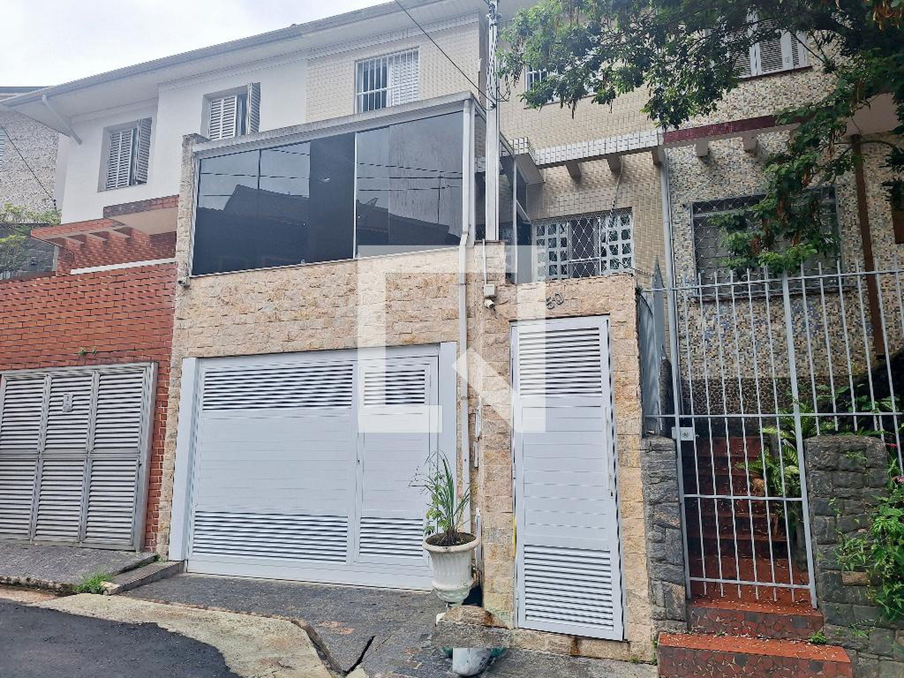 Fachada Condomínio em Rua Leonor Cruz Cunha, 50