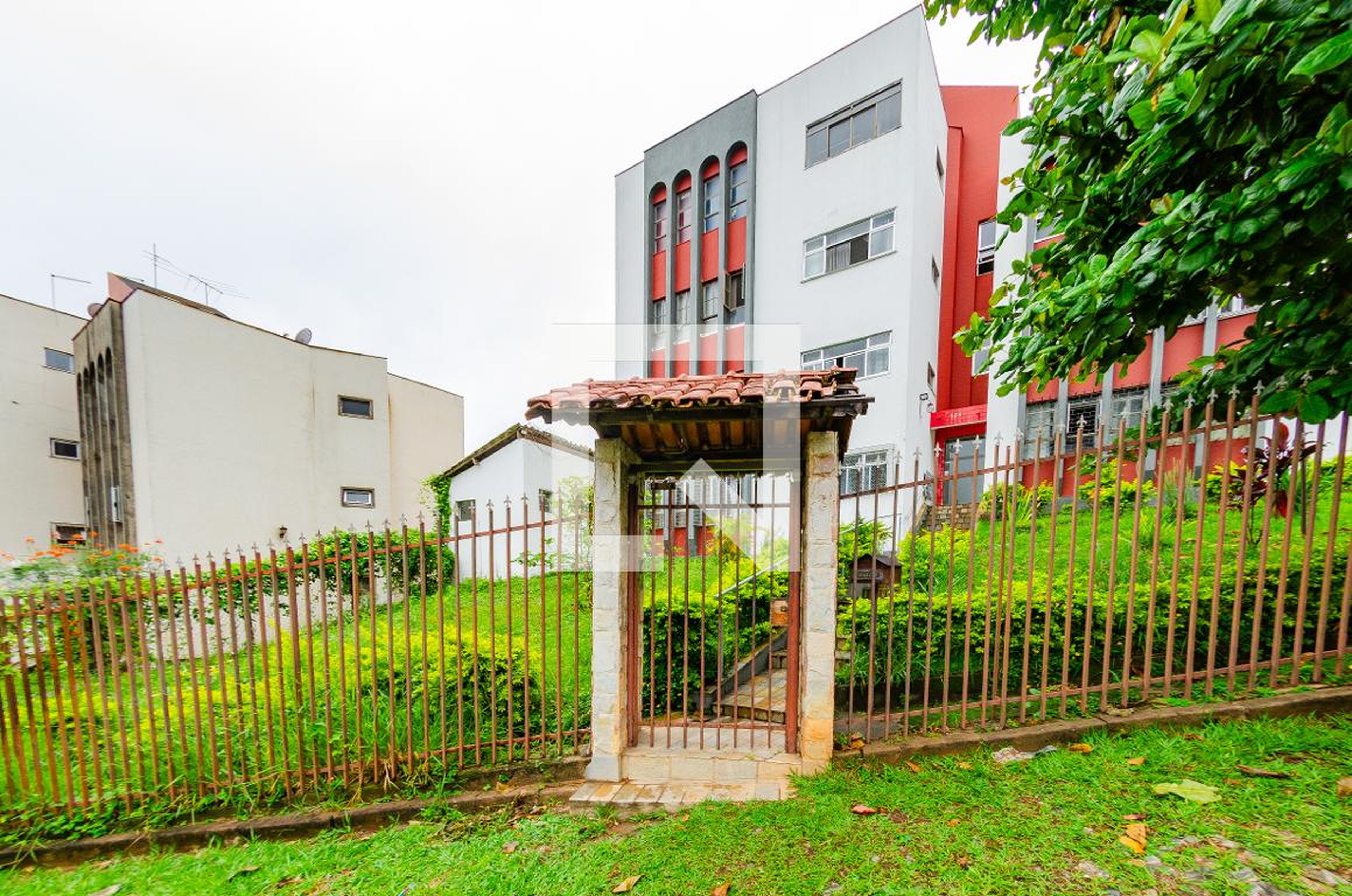 Fachada Condomínio em Rua dos Bandolins, 338