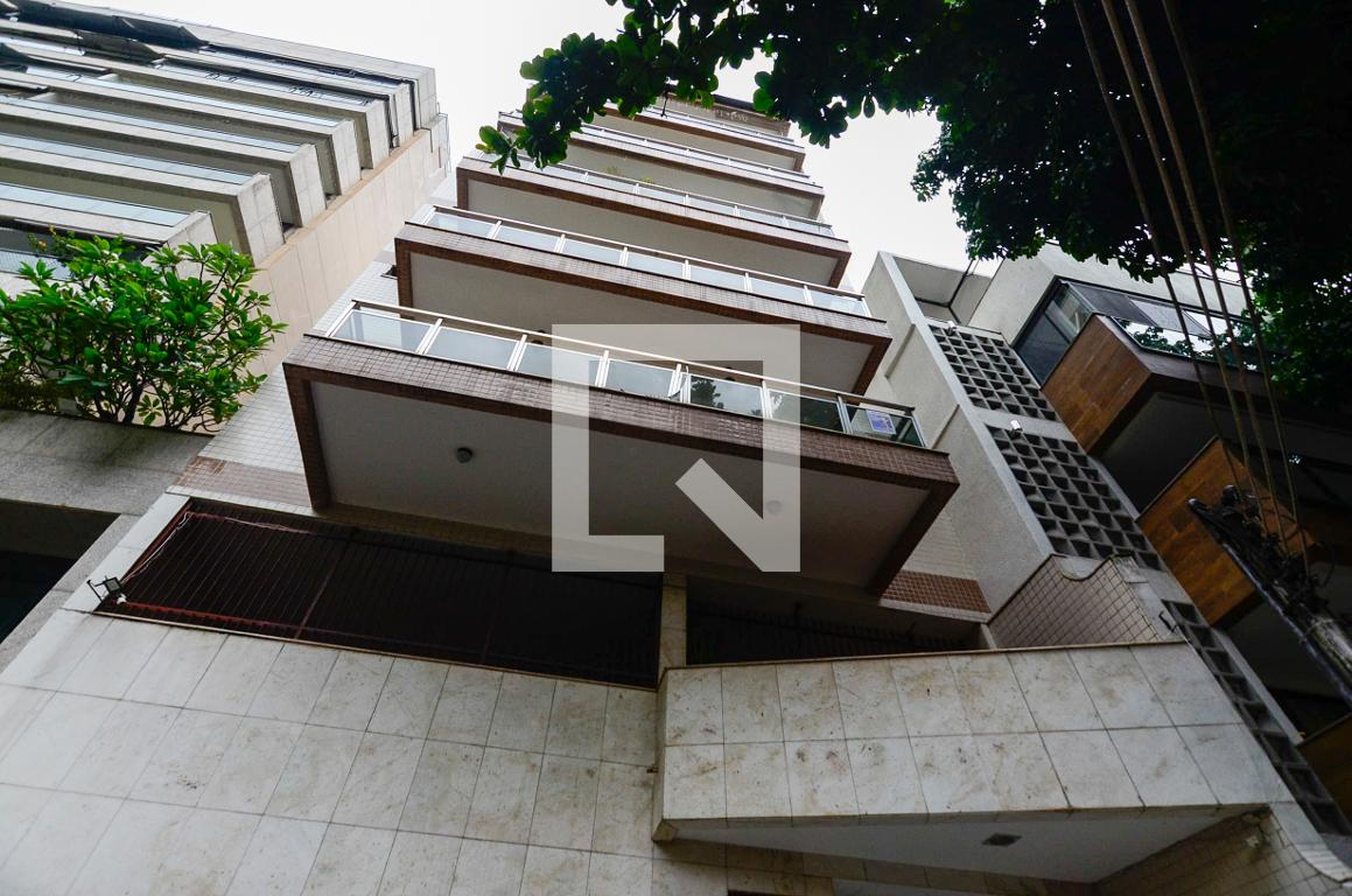 Fachada Condomínio em Rua Carvalho Alvim, 201