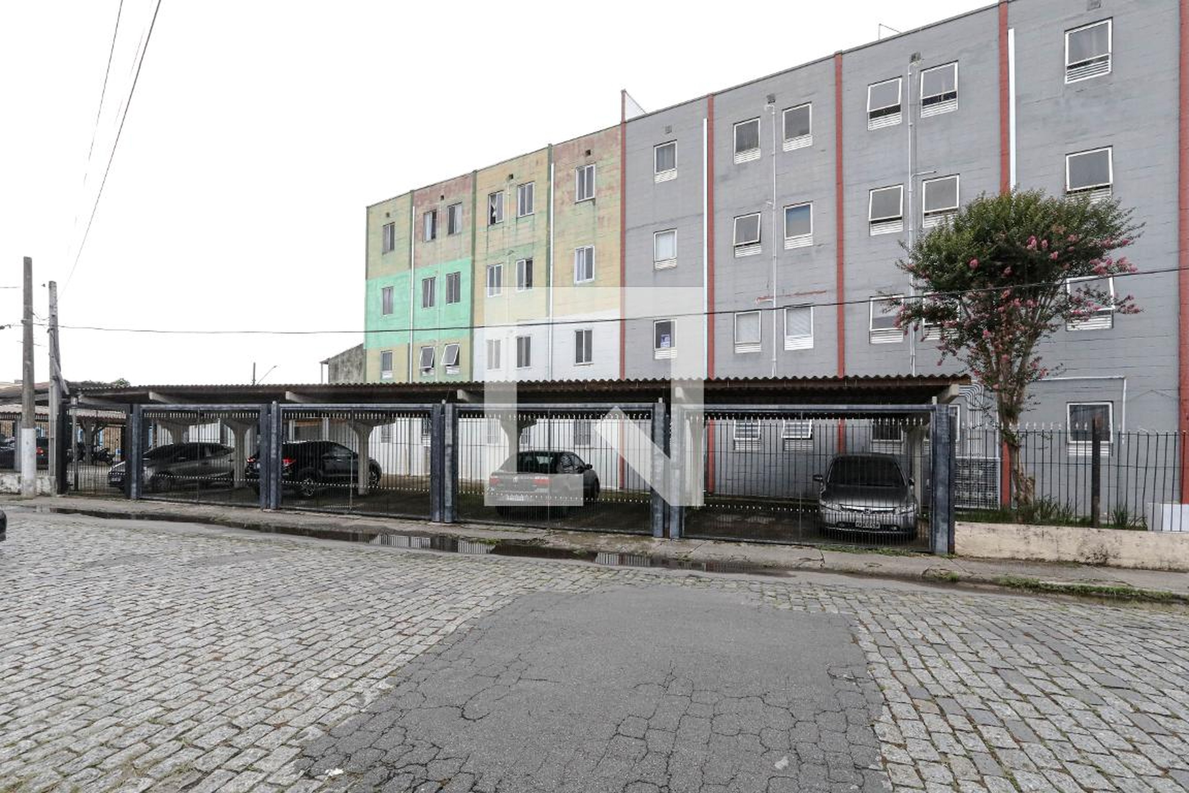 Fachada Condomínio em Rua Aprígio de Oliveira, 17