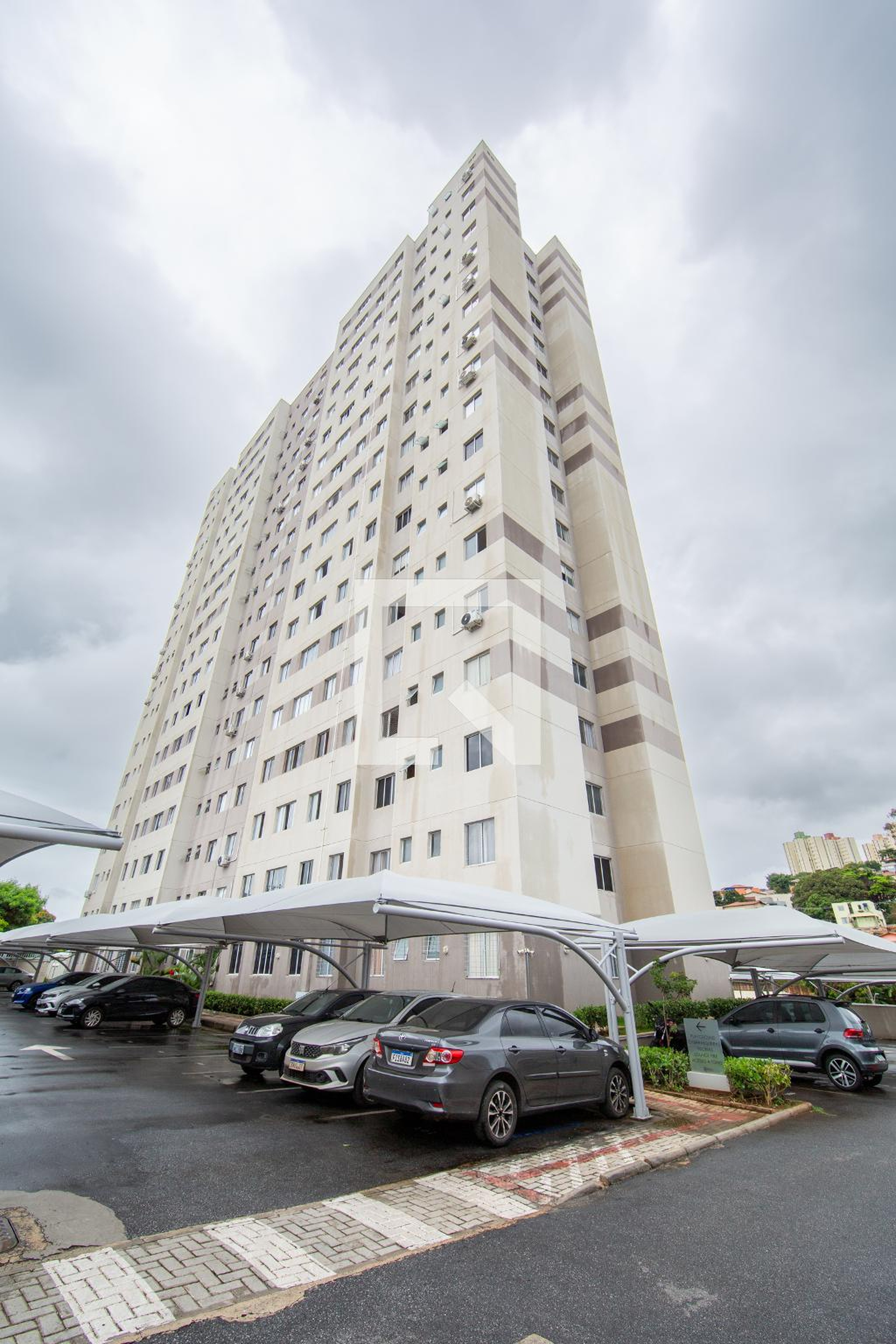 FACHADA Condomínio em Rua Carmelita Prates da Silva, 424