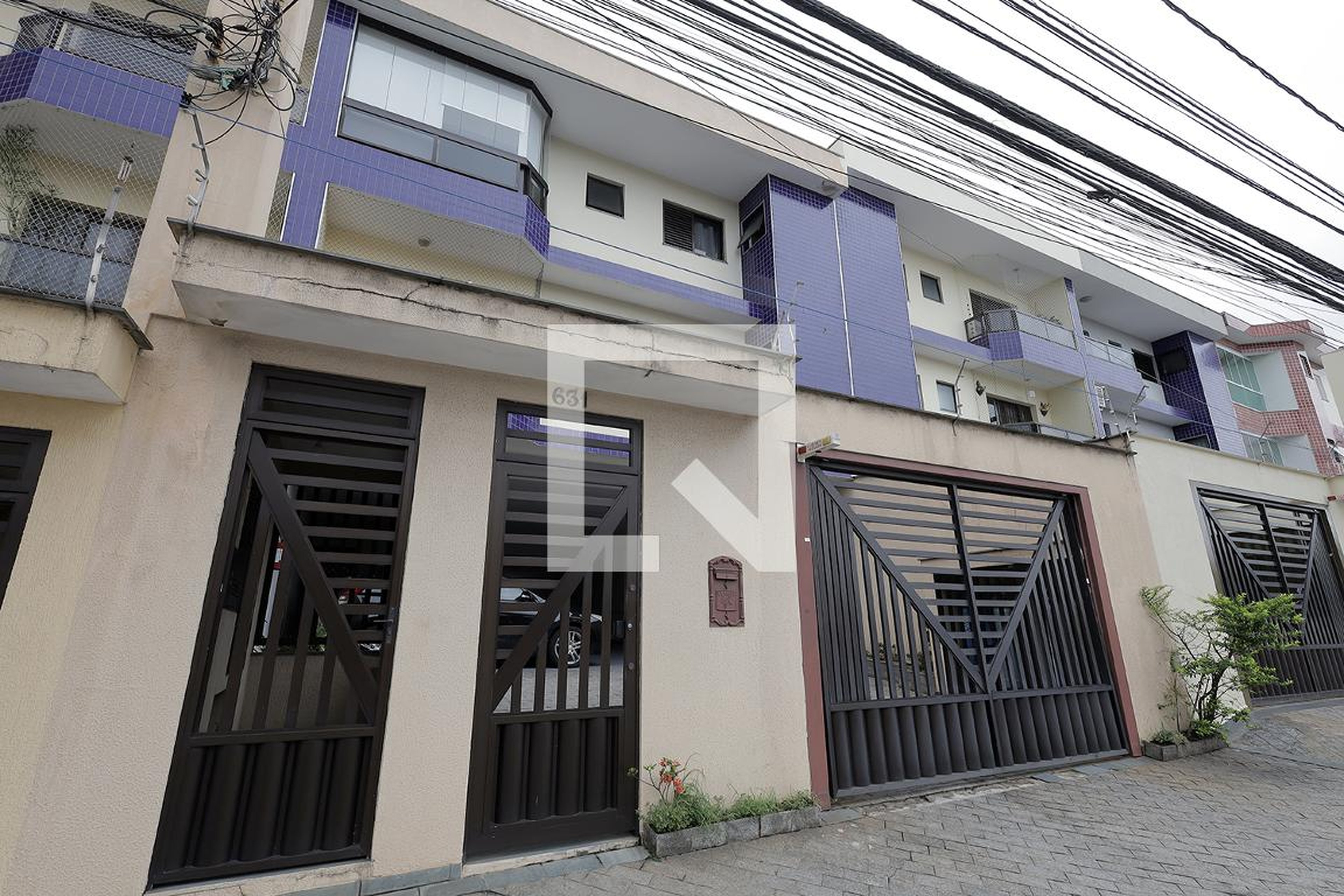 Fachada Condomínio em Rua Adolfo Bastos, 631