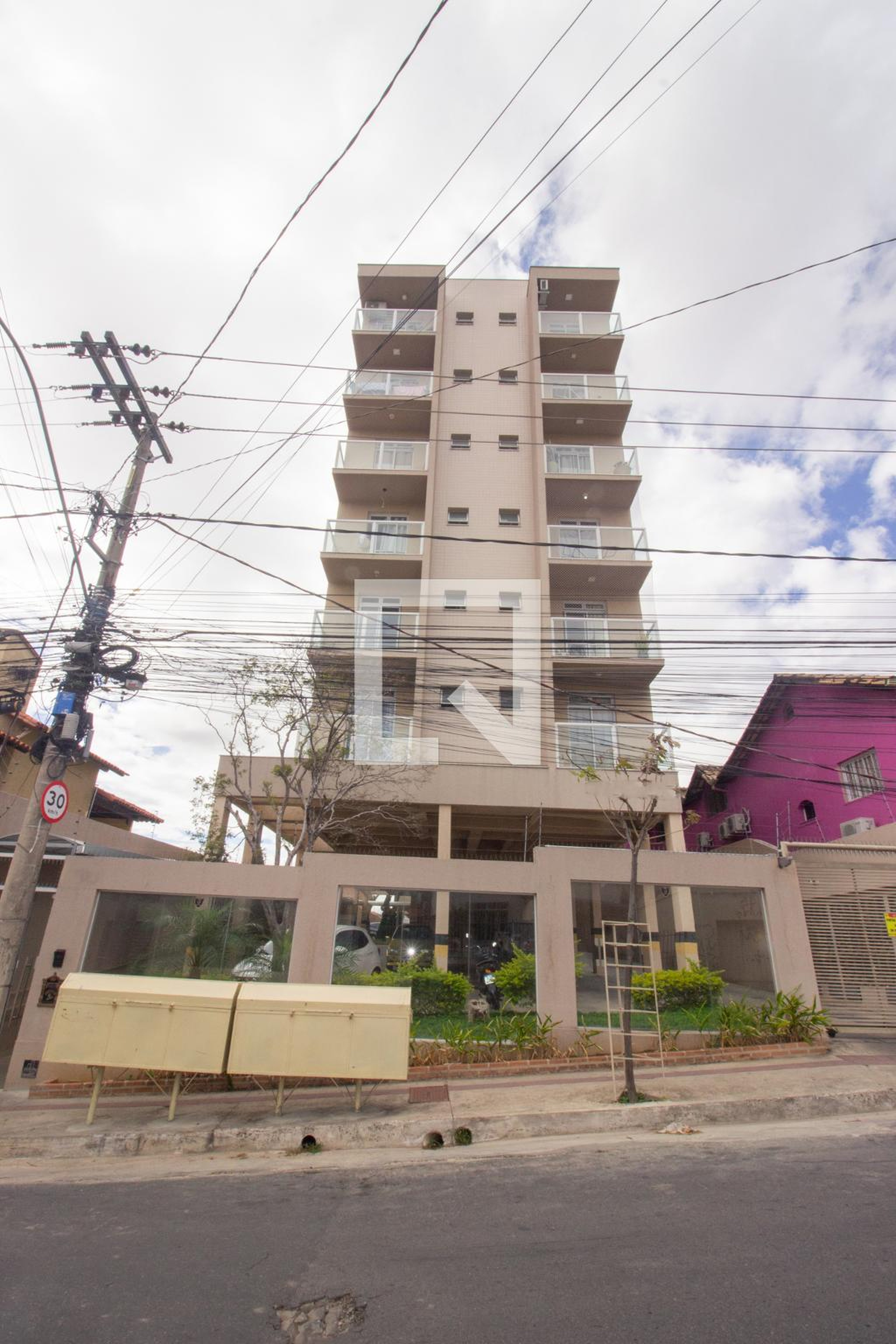 Fachada Condomínio em Rua Manoel Pinheiro Diniz, 160
