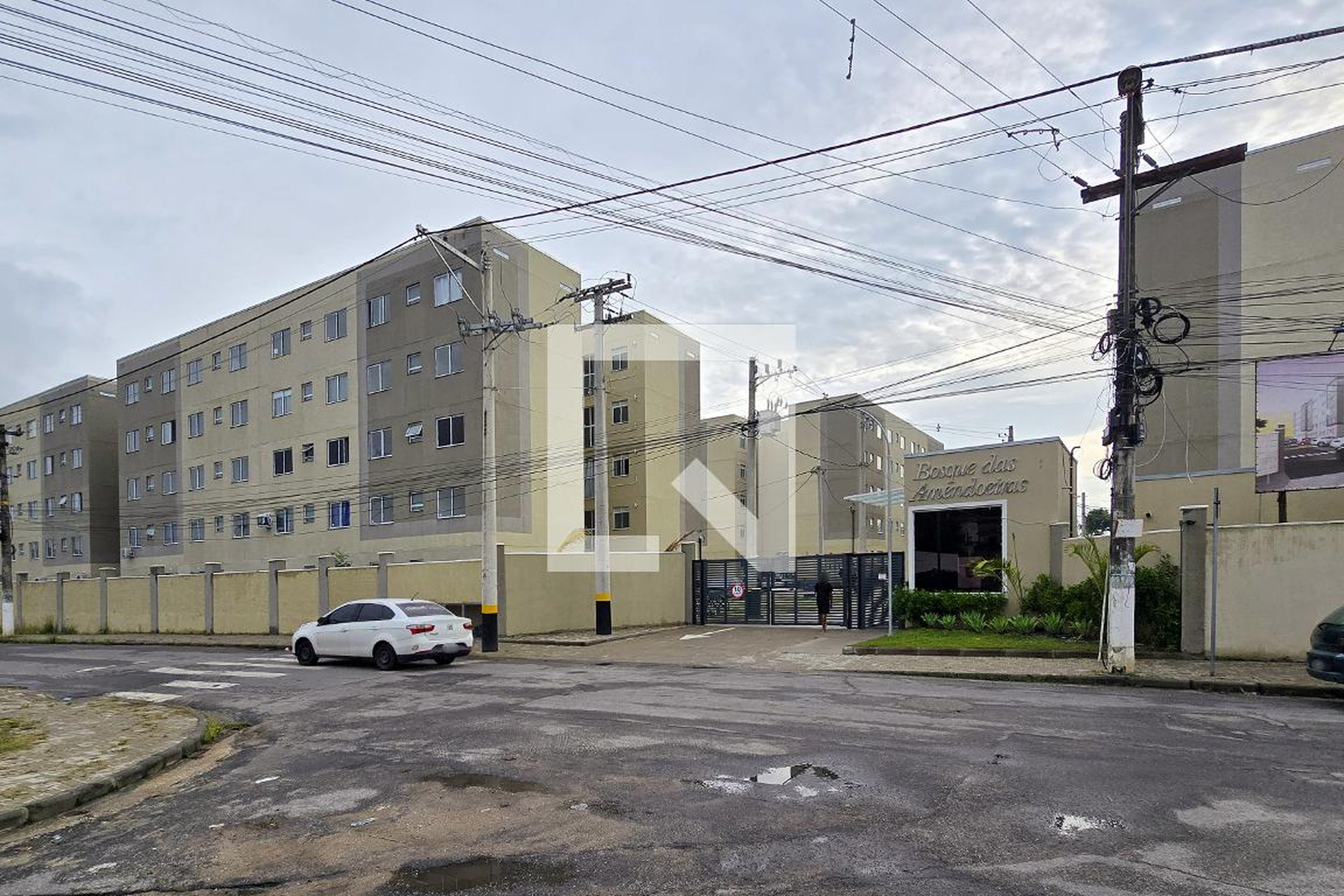 Fachada do condomínio Condomínio Bosque das Amendoeiras