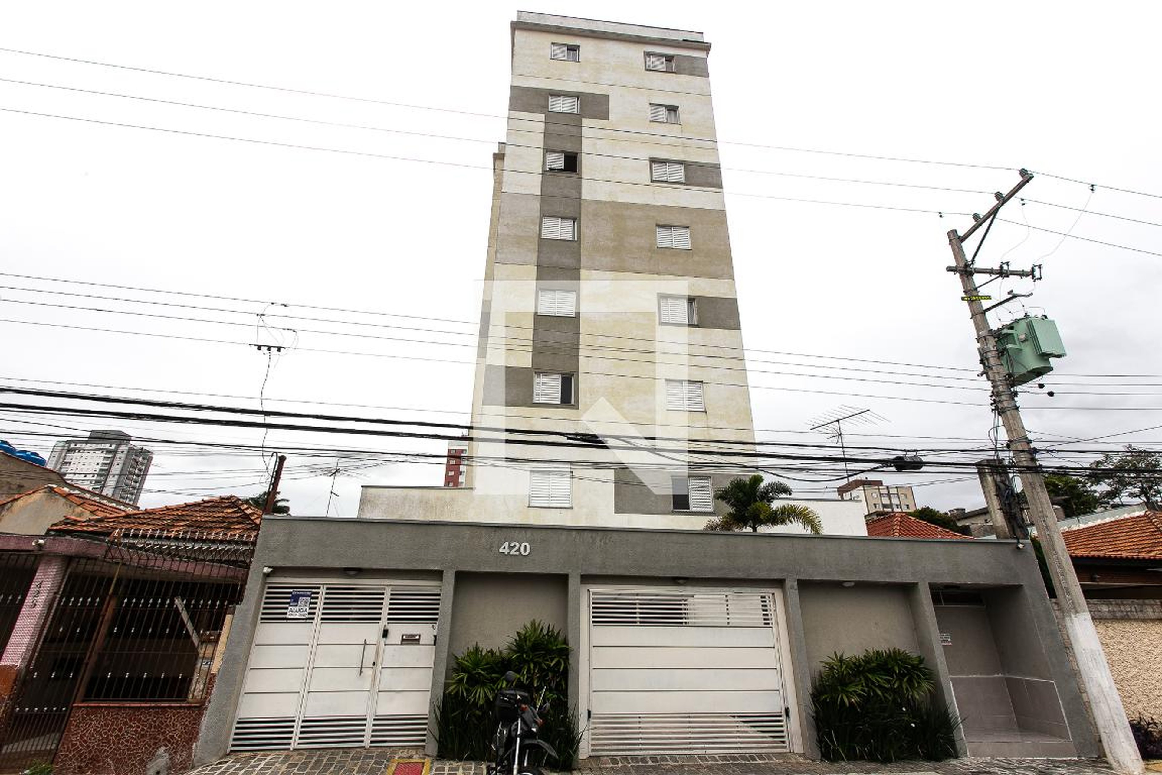 Fachada Condomínio em Rua Montes Aureos, 420