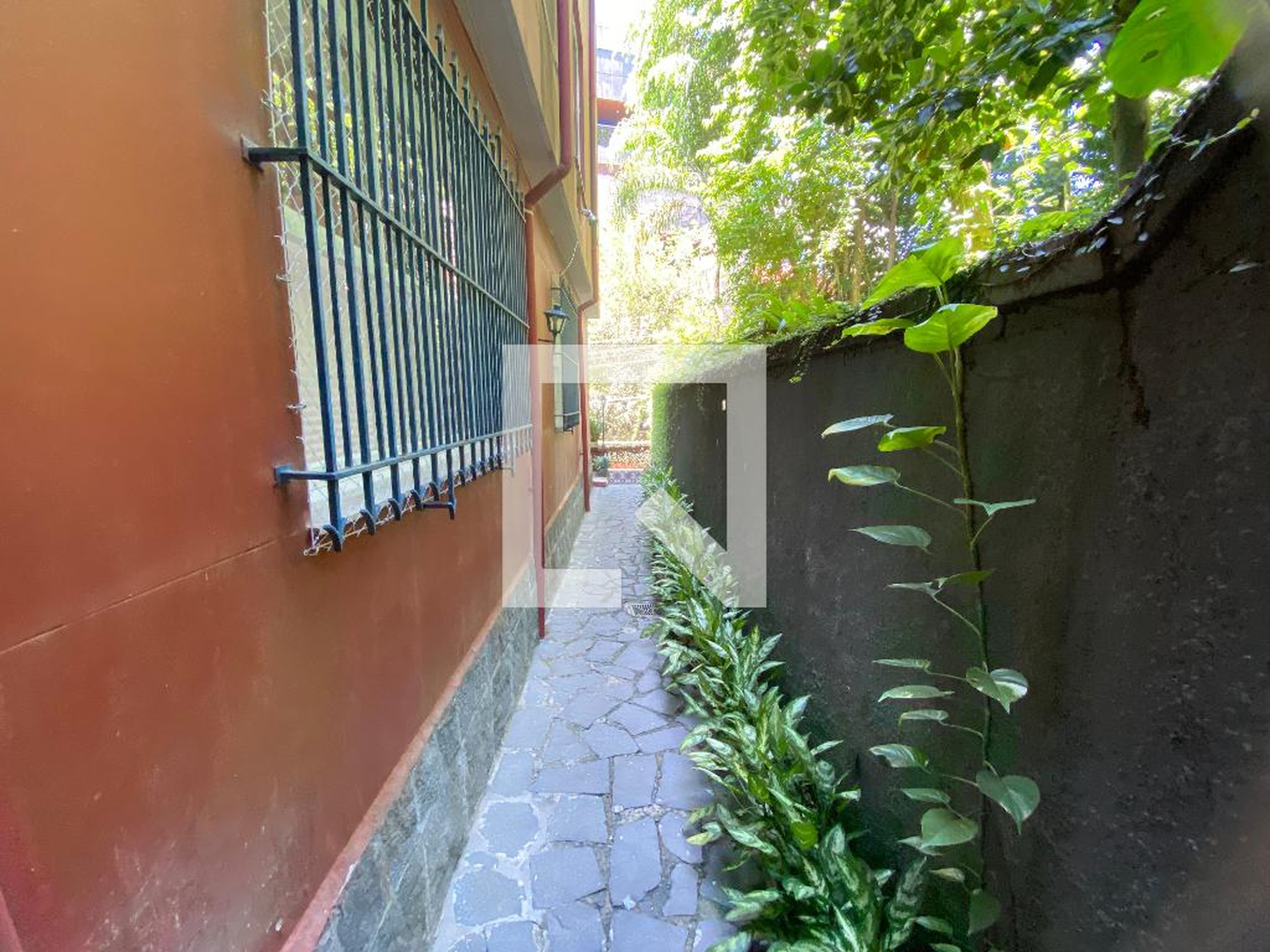 Entrada Condomínio em Rua Benjamim Batista, 204