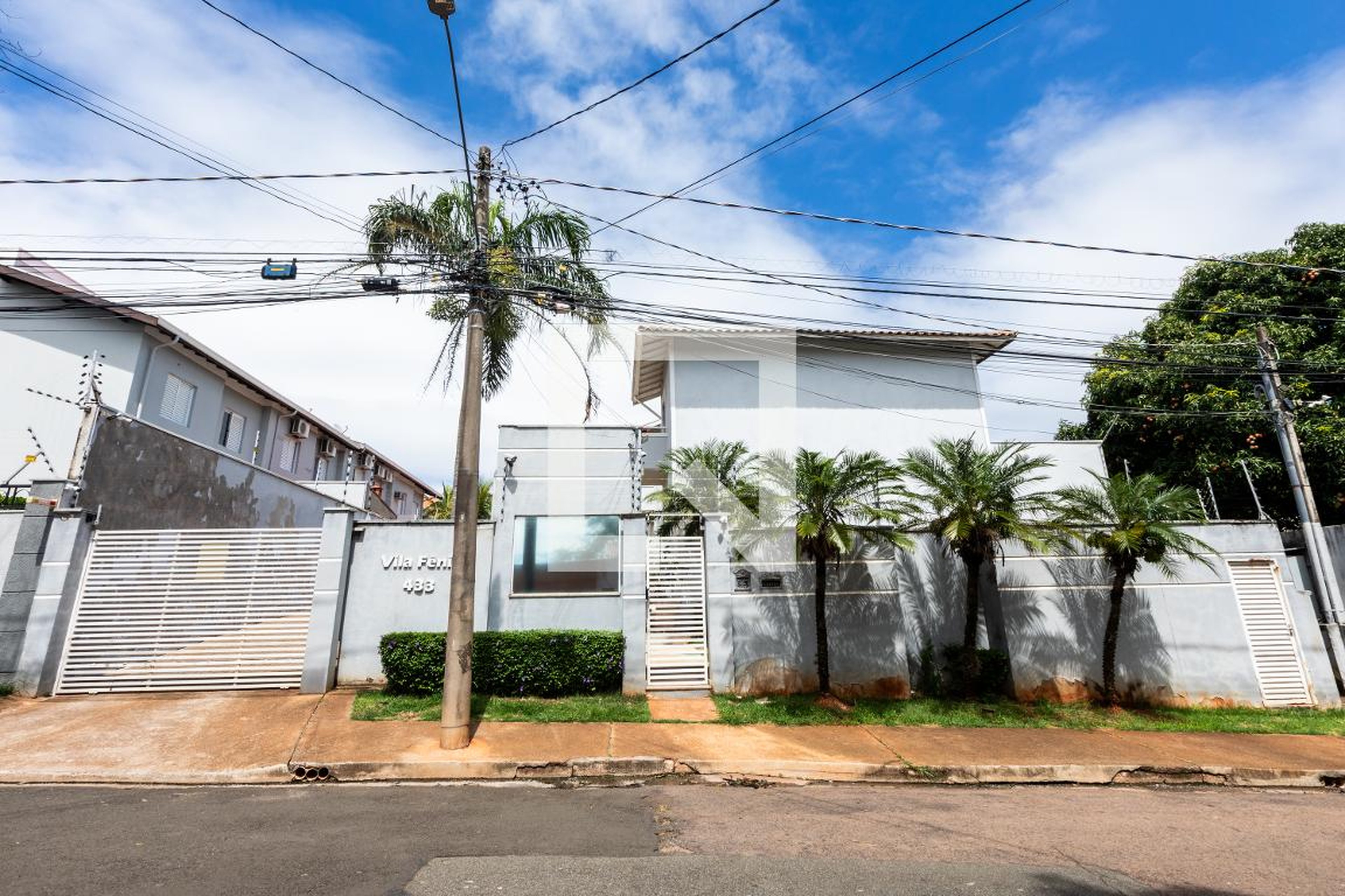 Fachada do Condomínio Condomínio em Rua das Camélias, 433