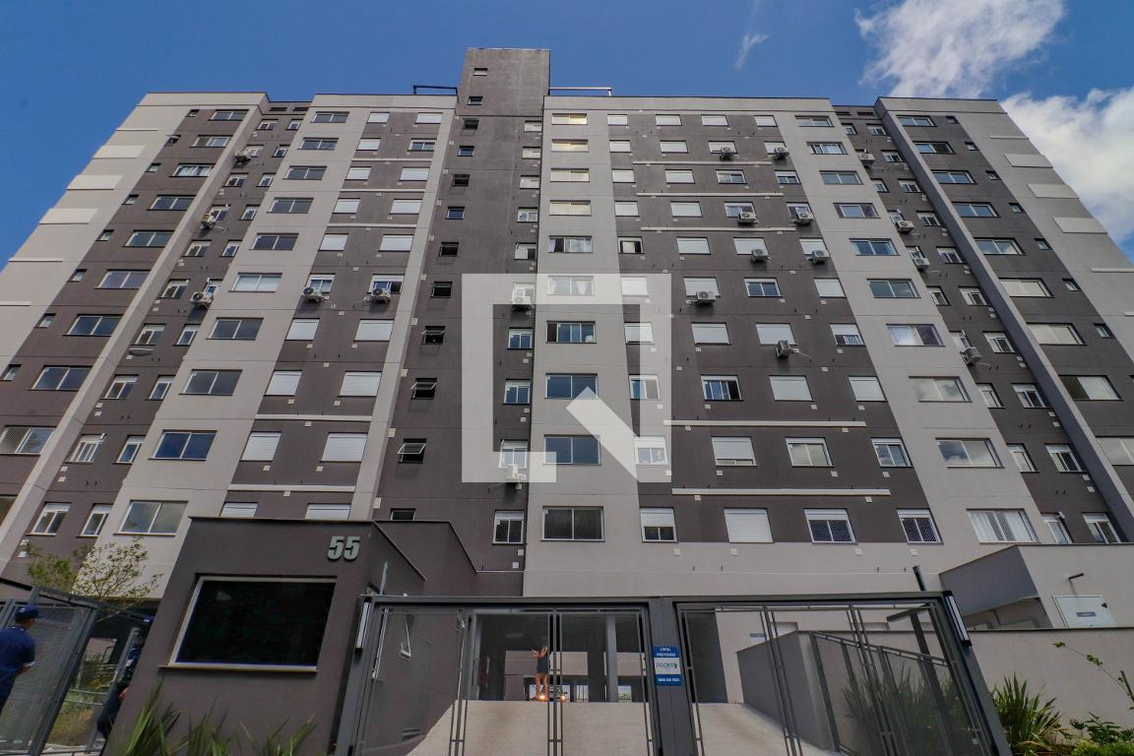 Fachada Condomínio em Rua Herculano Carneiro Pinto, 55