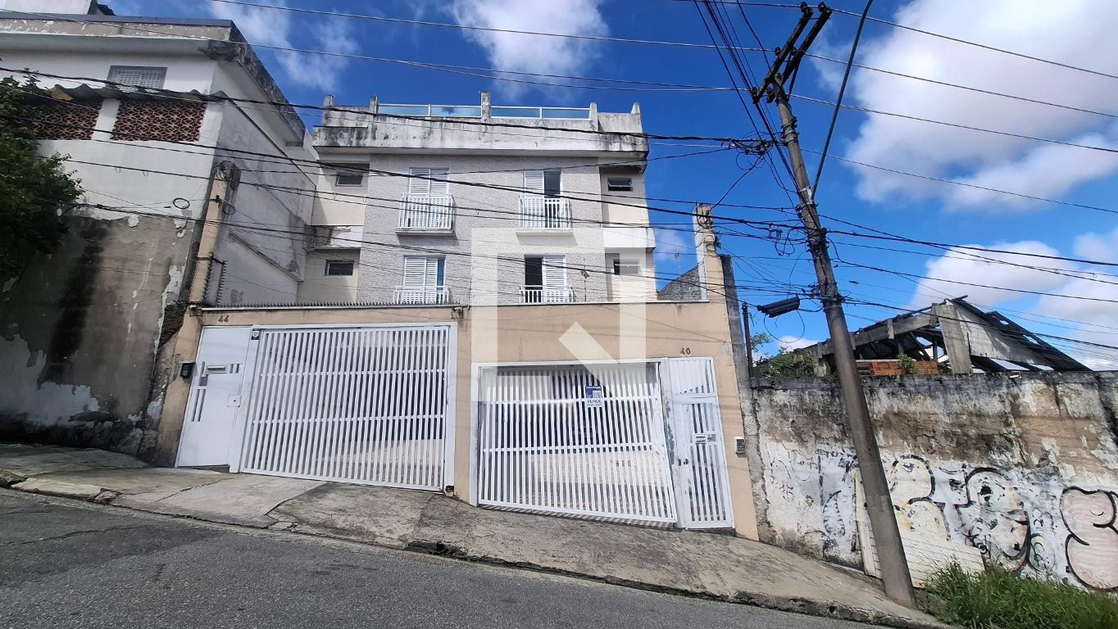 Fachada Condomínio em Rua Oliveira Coutinho, 40