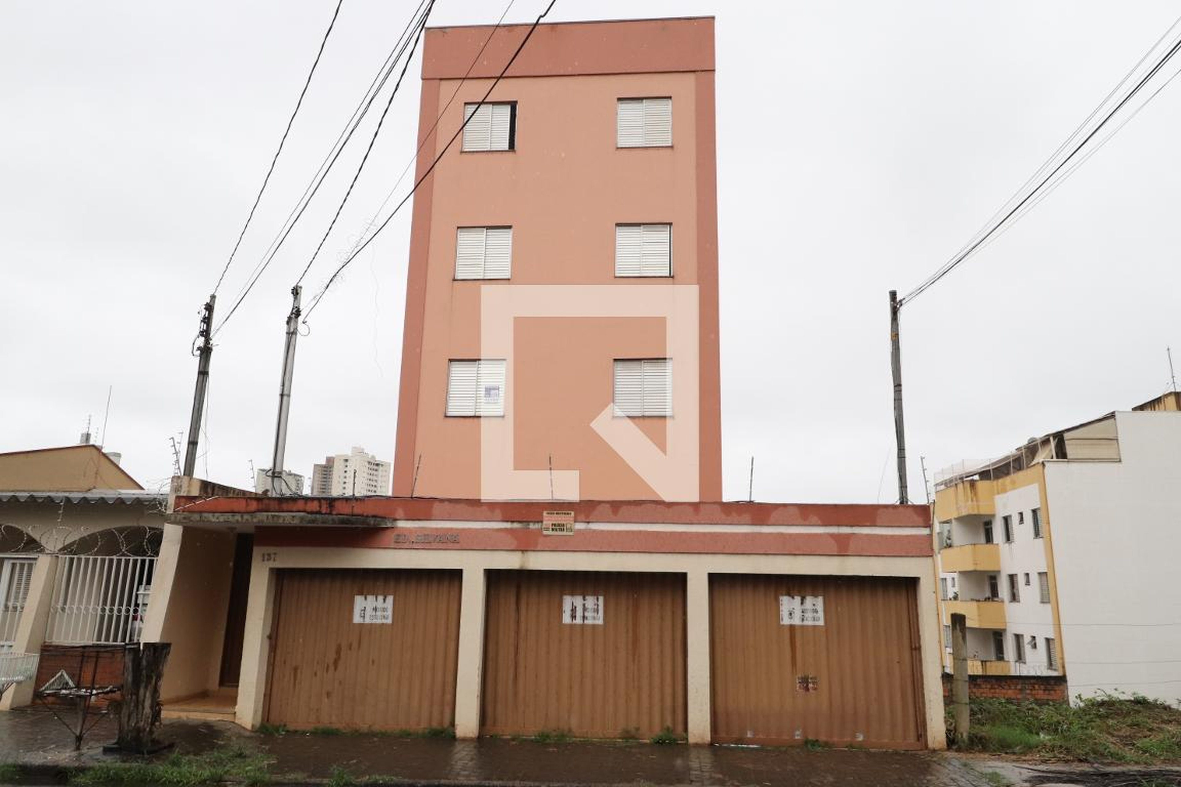 Fachada Condomínio em Avenida Divino Lucas Martins, 137