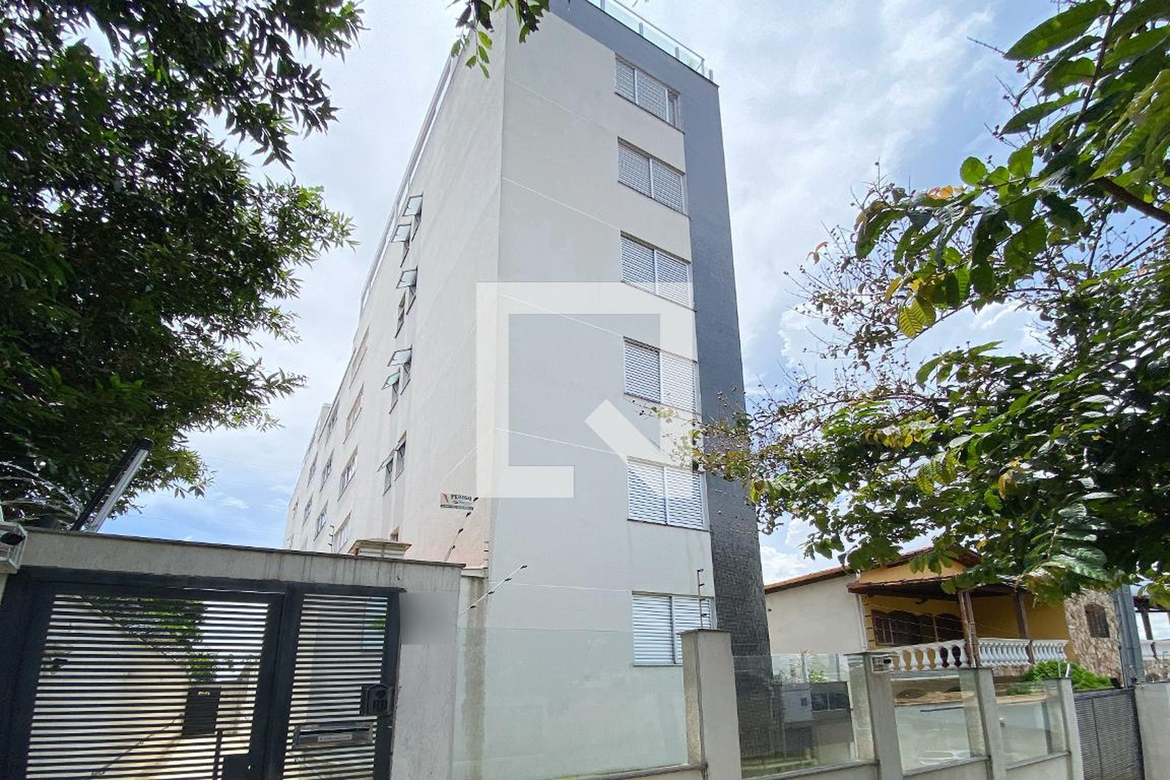 Fachada Condomínio em Rua Zilah Souza Spósito, 32