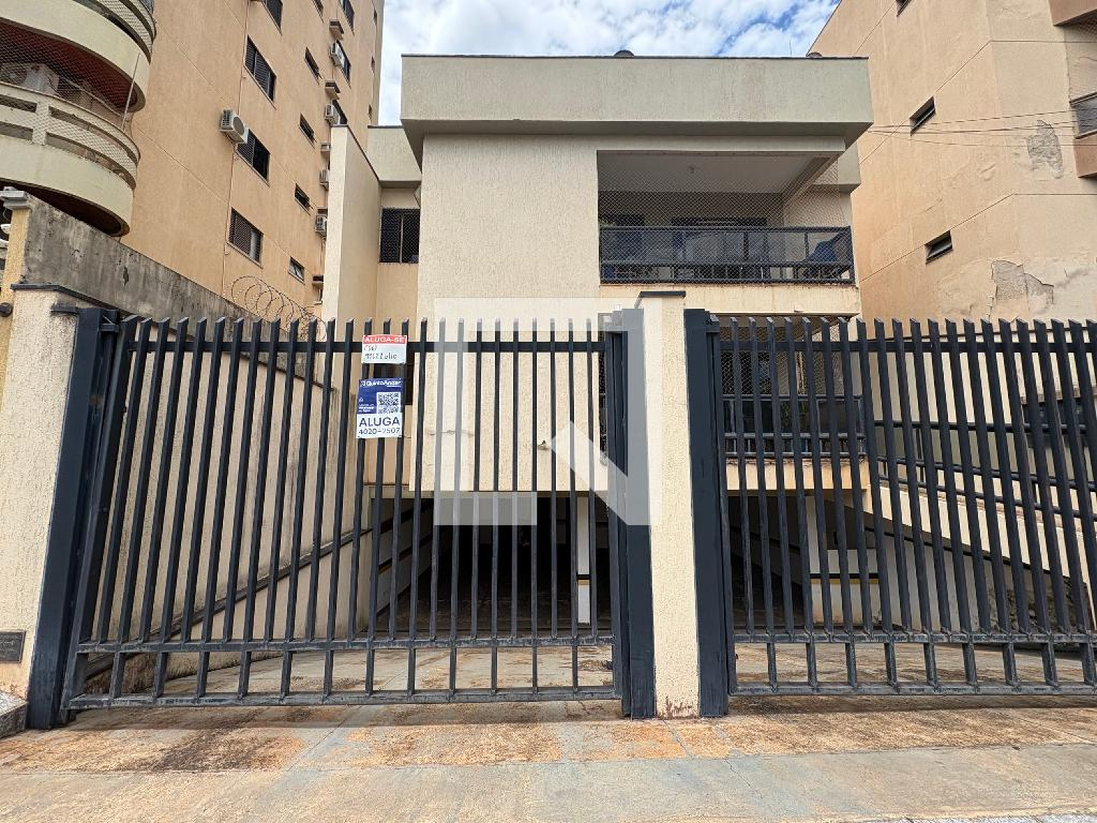 Fachada Condomínio em Rua Antônio Deloiágono, 301