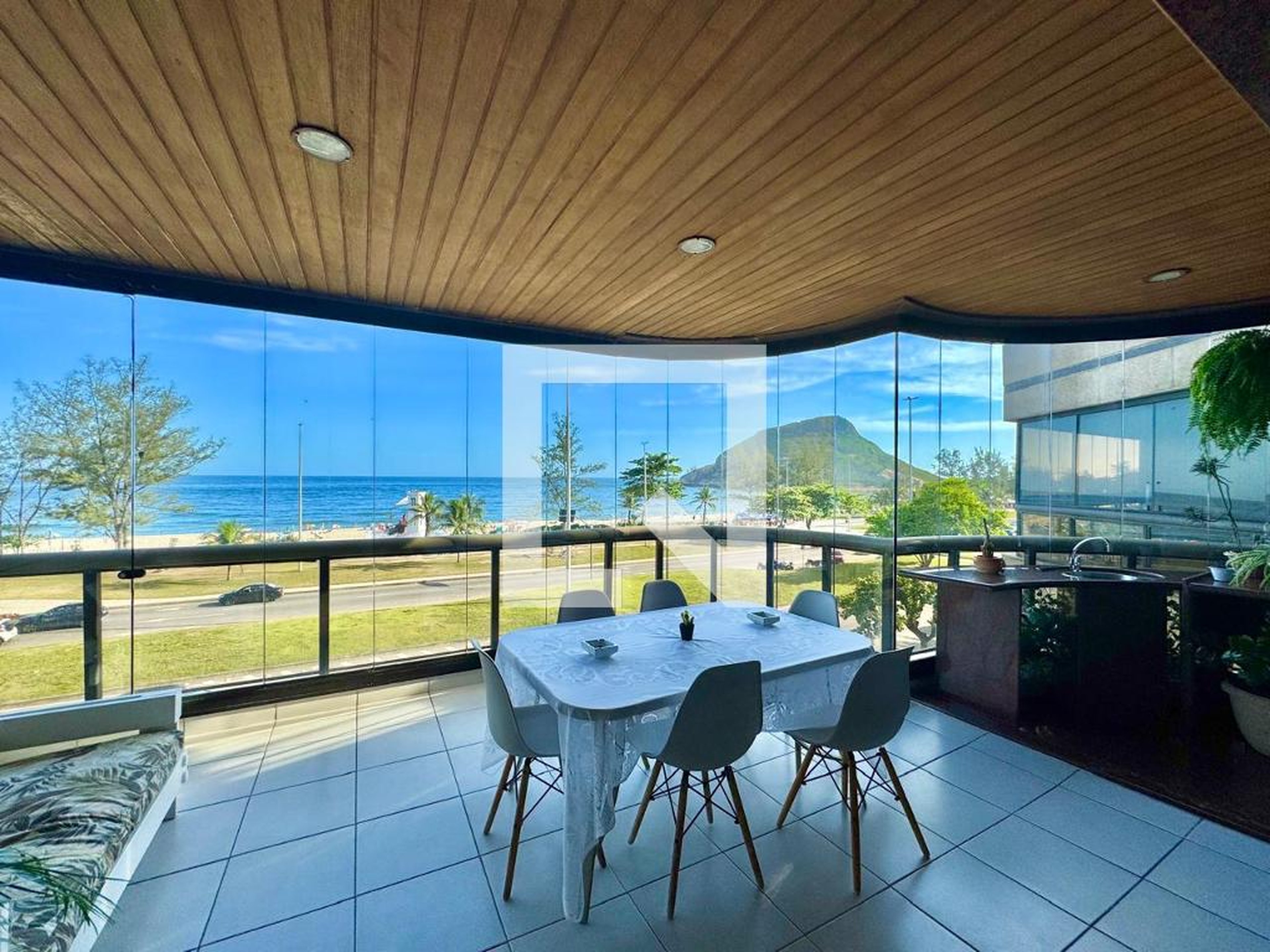 Área externa Condomínio em Avenida Lúcio Costa, 17526