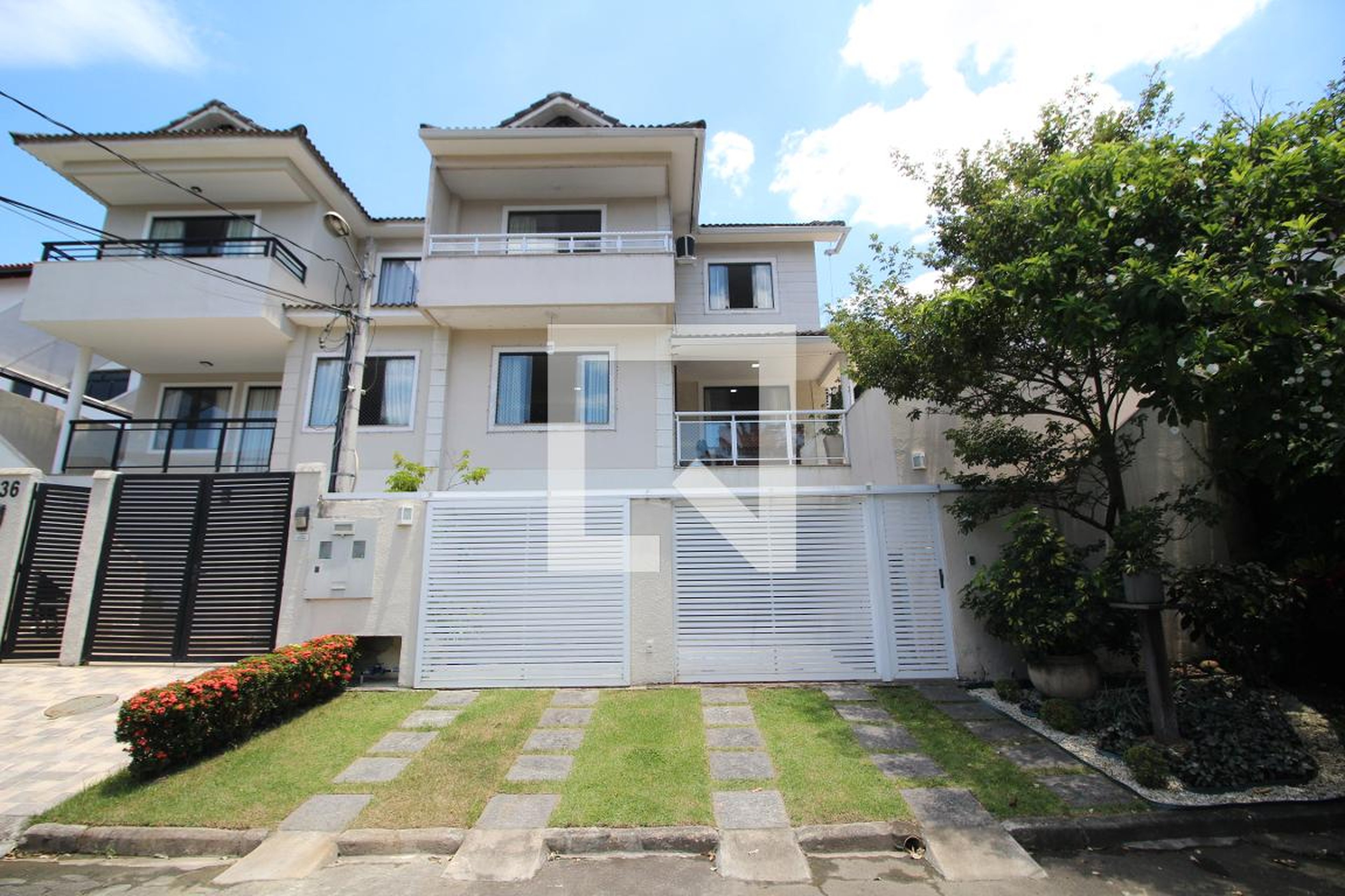 Fachada Condomínio em Rua Moacir Barbosa Soares, 136