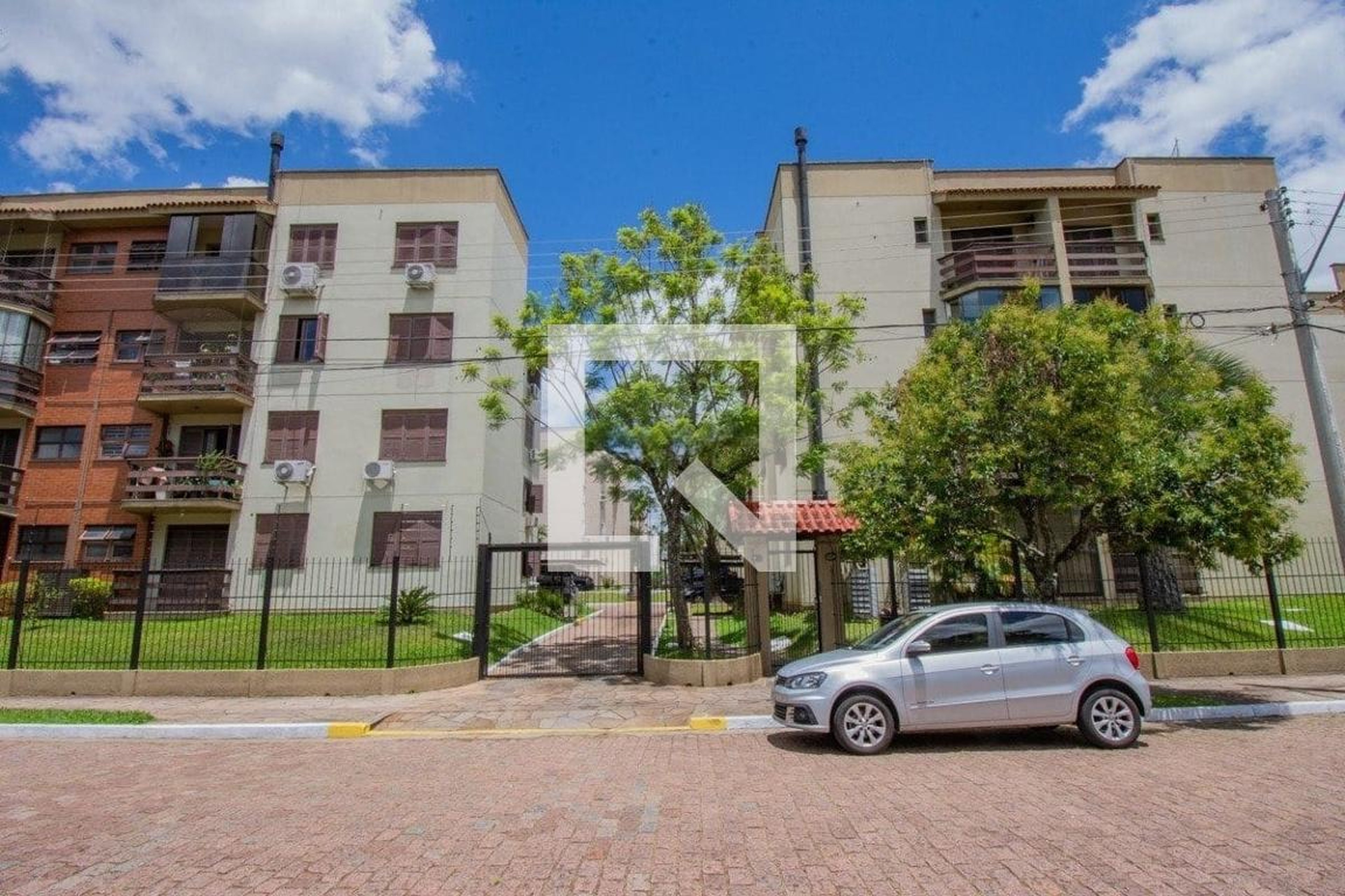 Fachada Condomínio em Rua Ivo Janson, 170