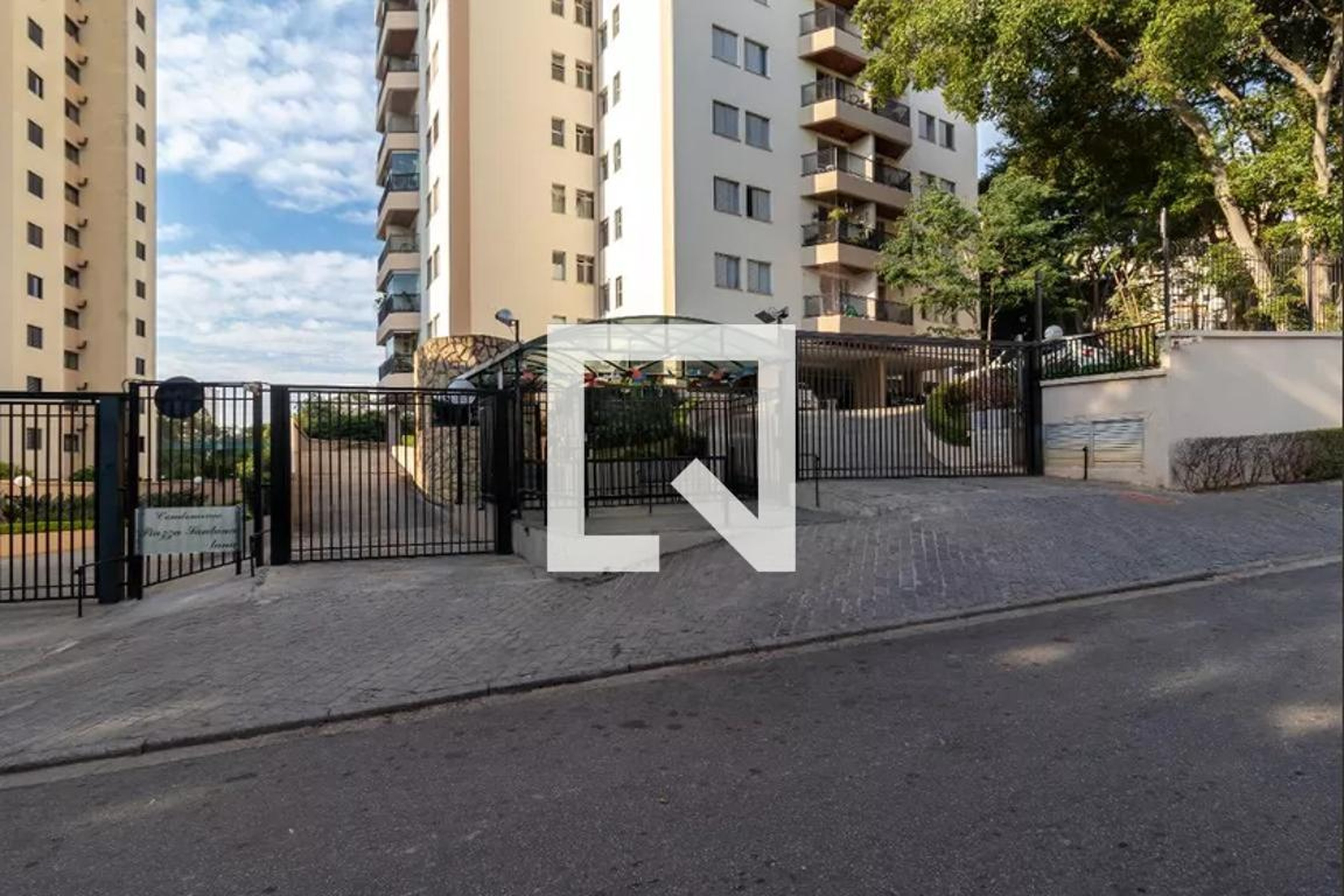 FACHADA Condomínio em Rua Plínio Colas, 247