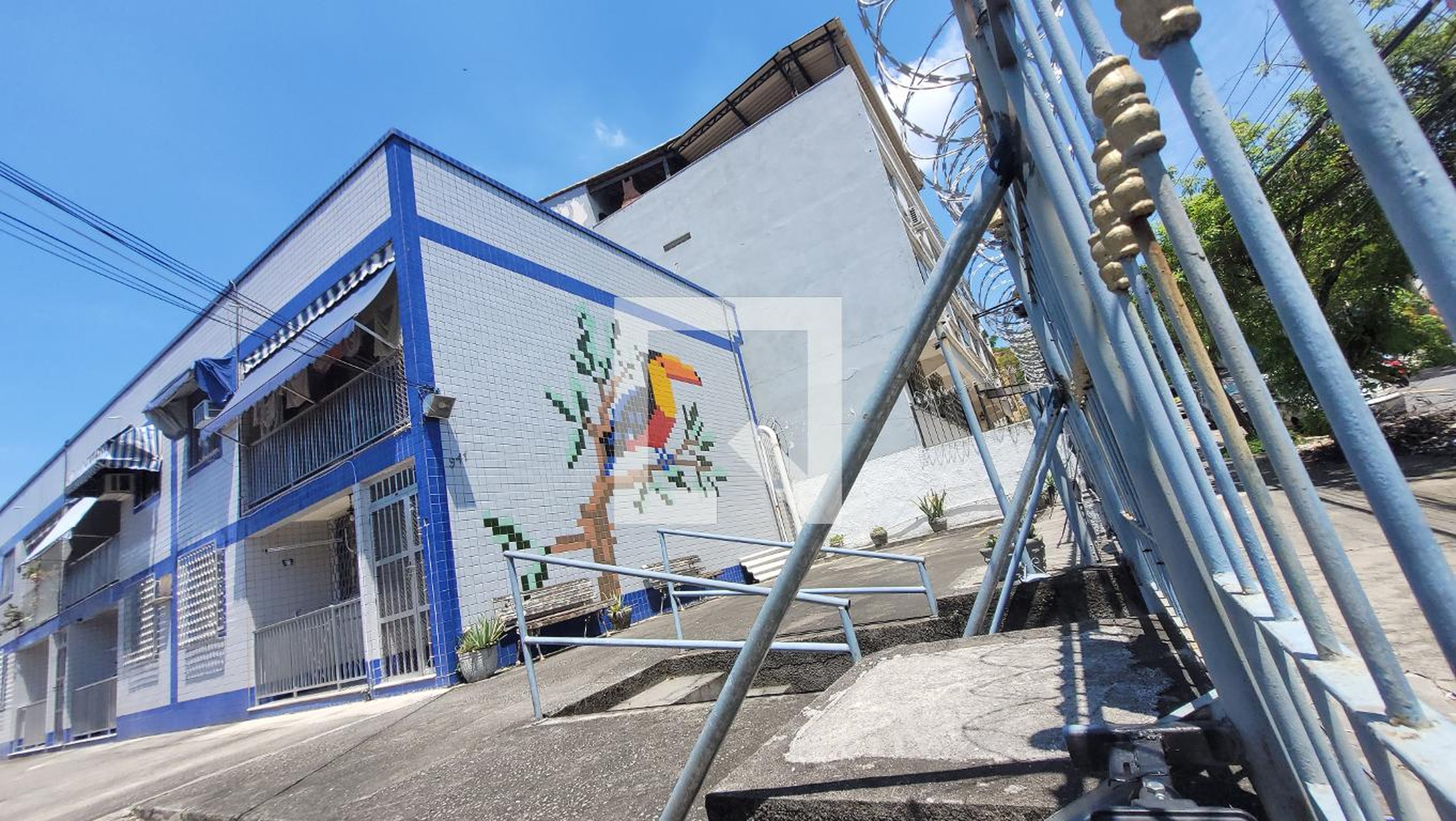 Fachada Condomínio em Rua Capitão Menezes, 941