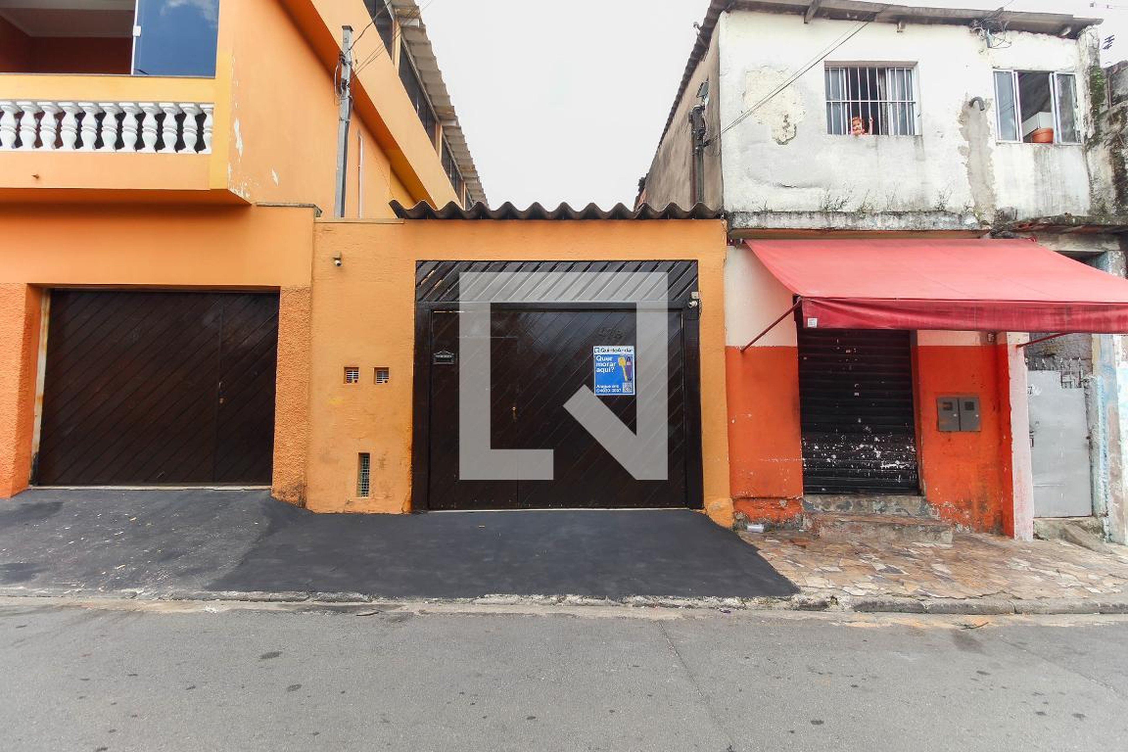 Fachada Condomínio em Rua Pedro Madeira, 47b