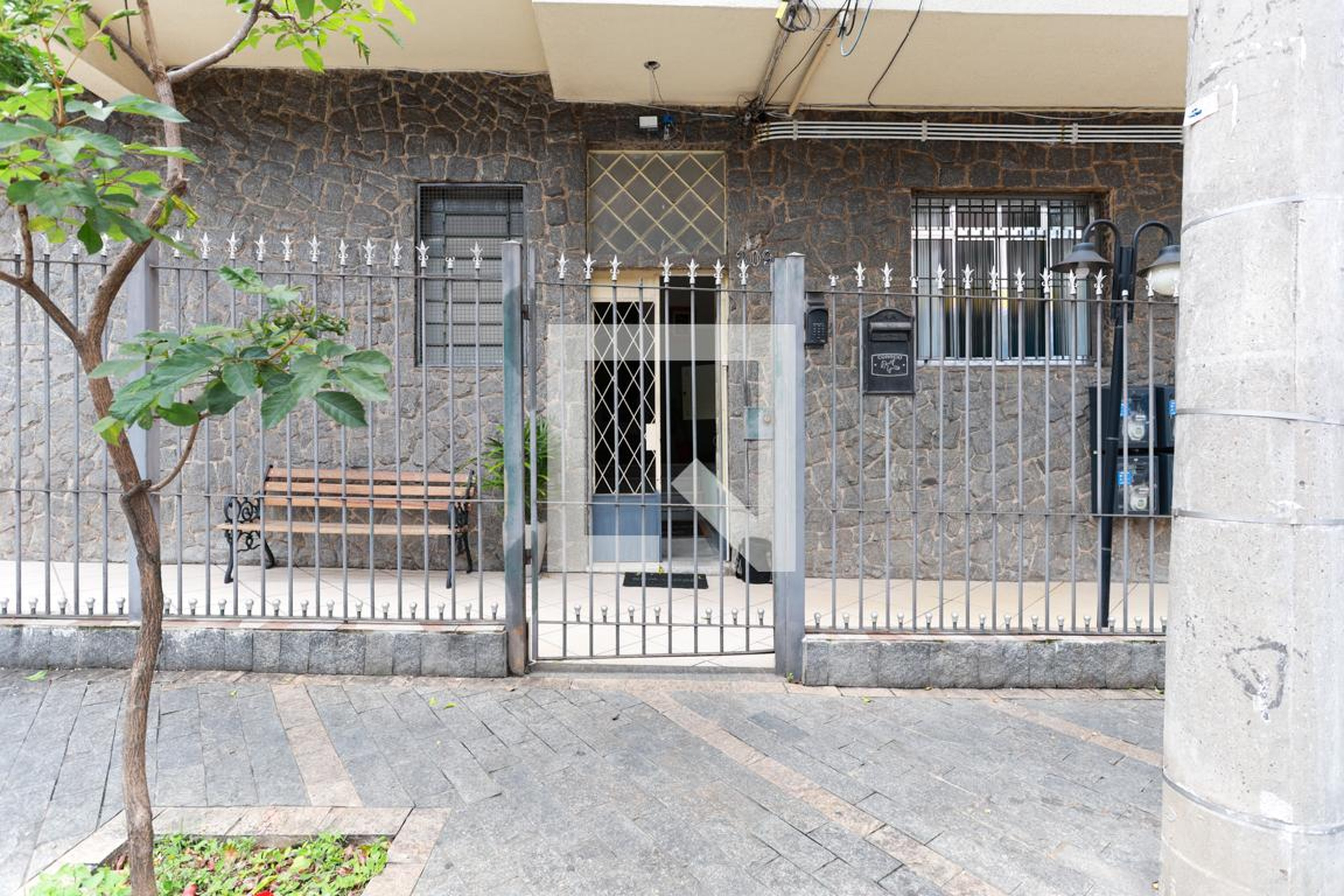 Fachada do condomínio Condomínio em Rua Outeiro da Cruz, 209