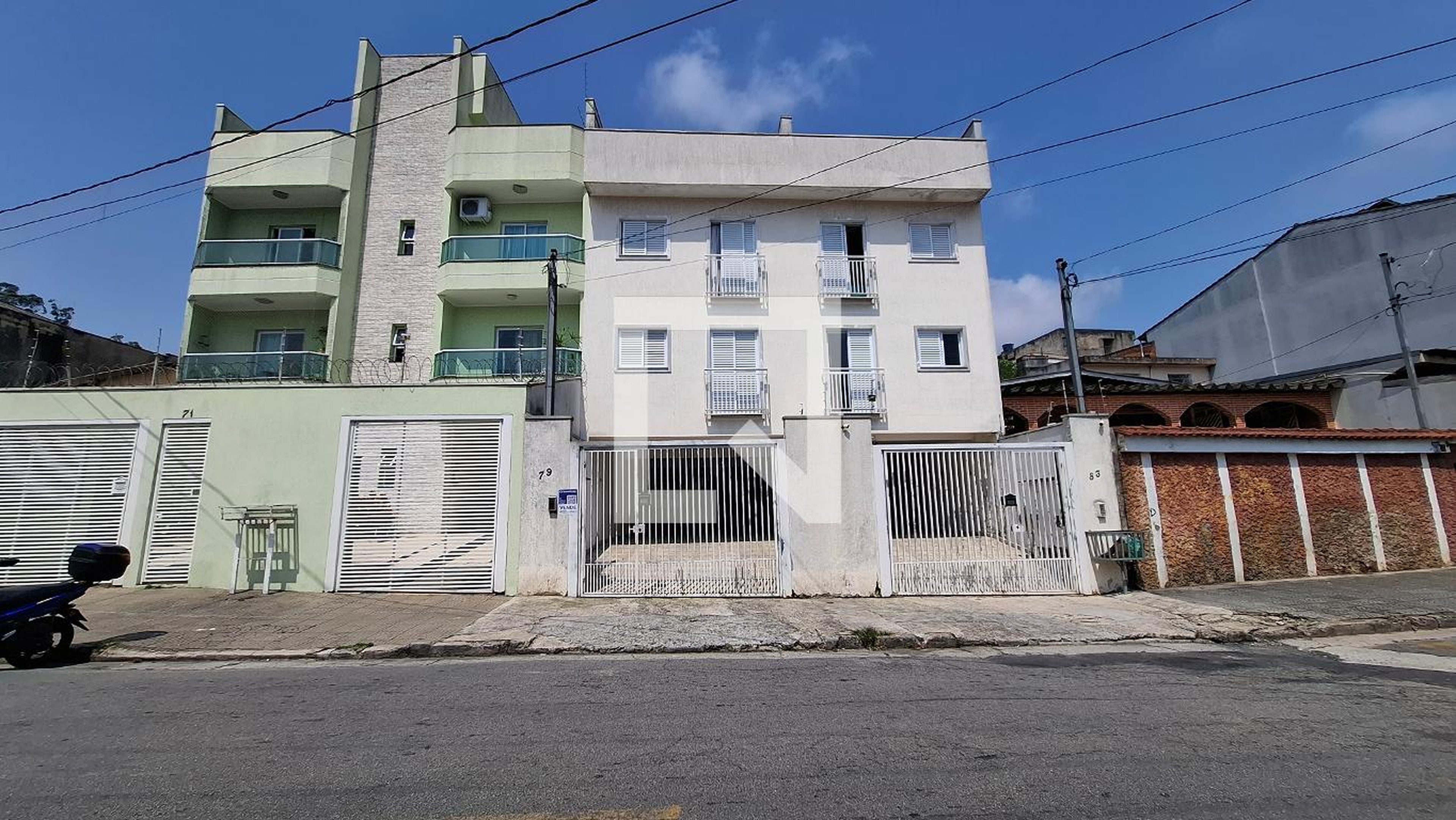 Fachada Condomínio em Rua Miguel Arcânjo, 79