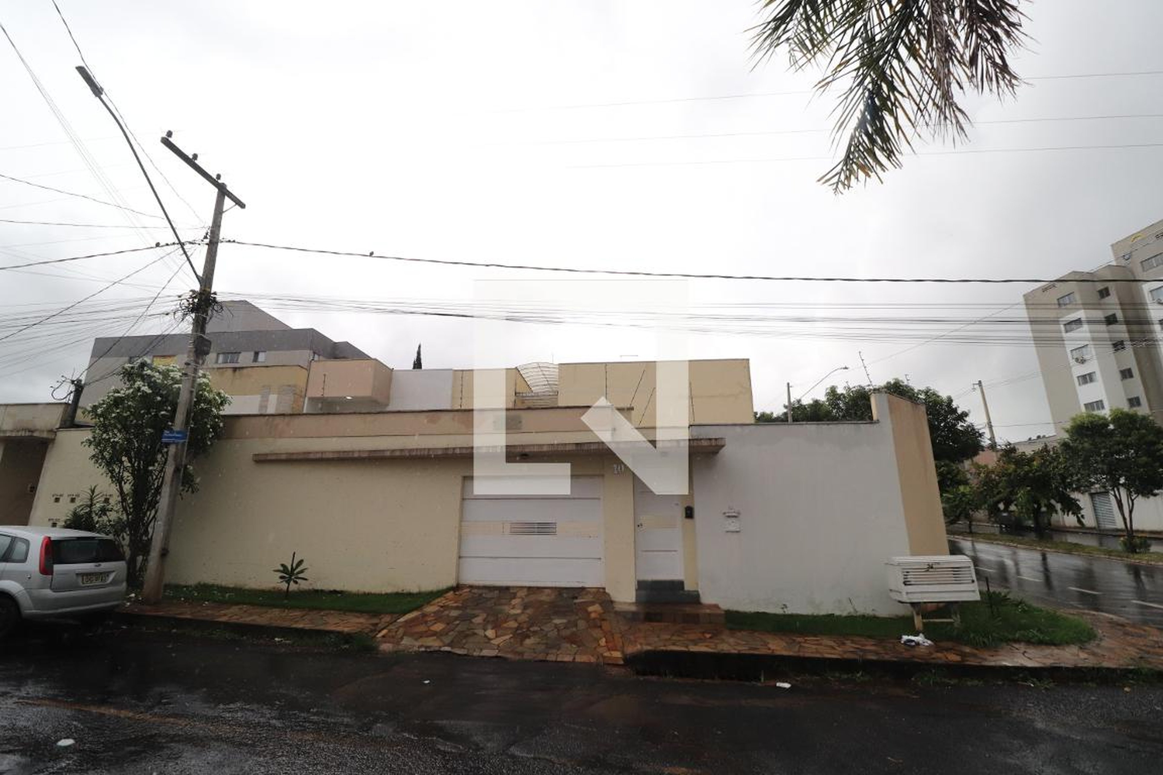 Fachada Condomínio em Rua Ana Marra Melazo, 10