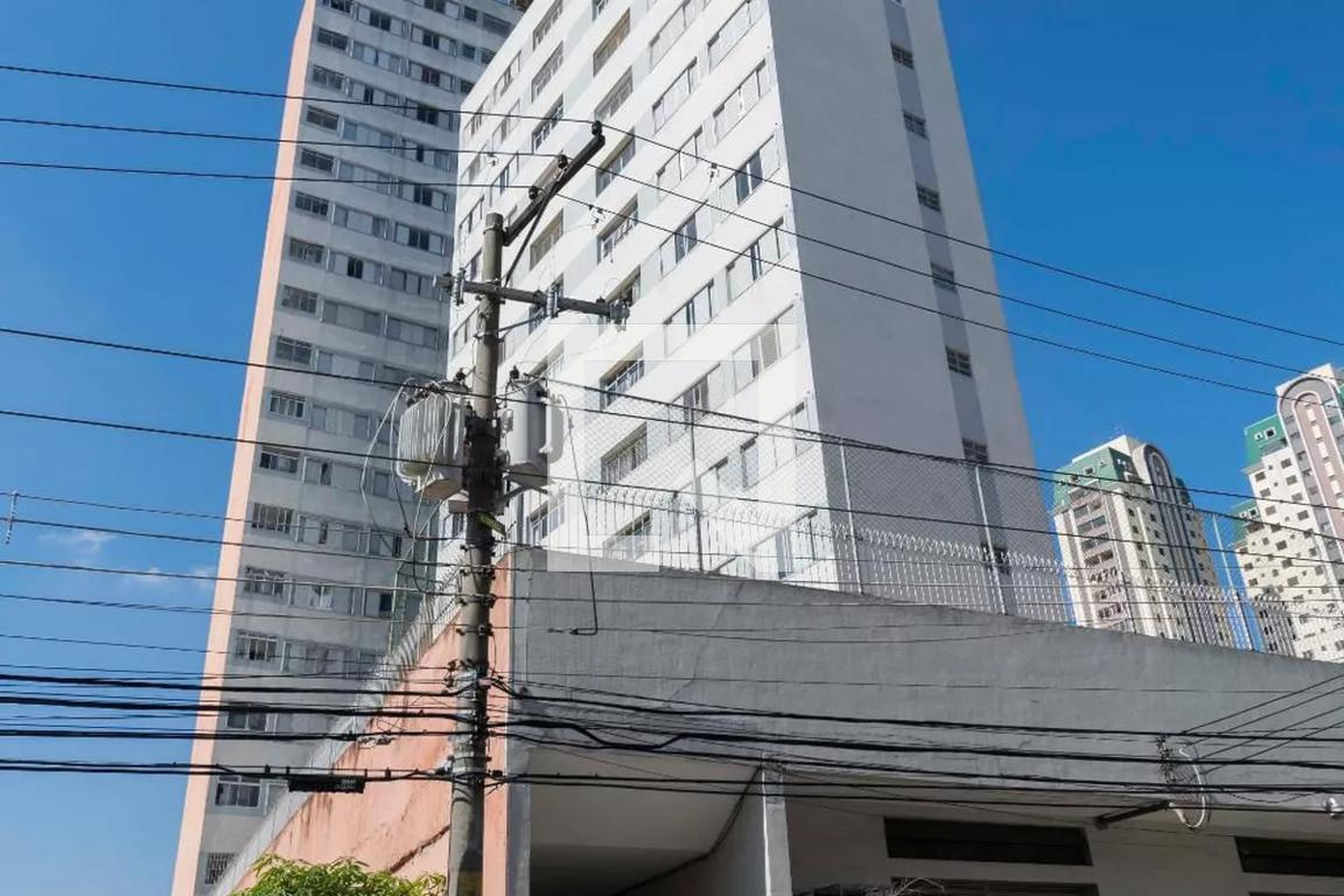 Fachada Condomínio em Rua Bueno de Andrade, 63