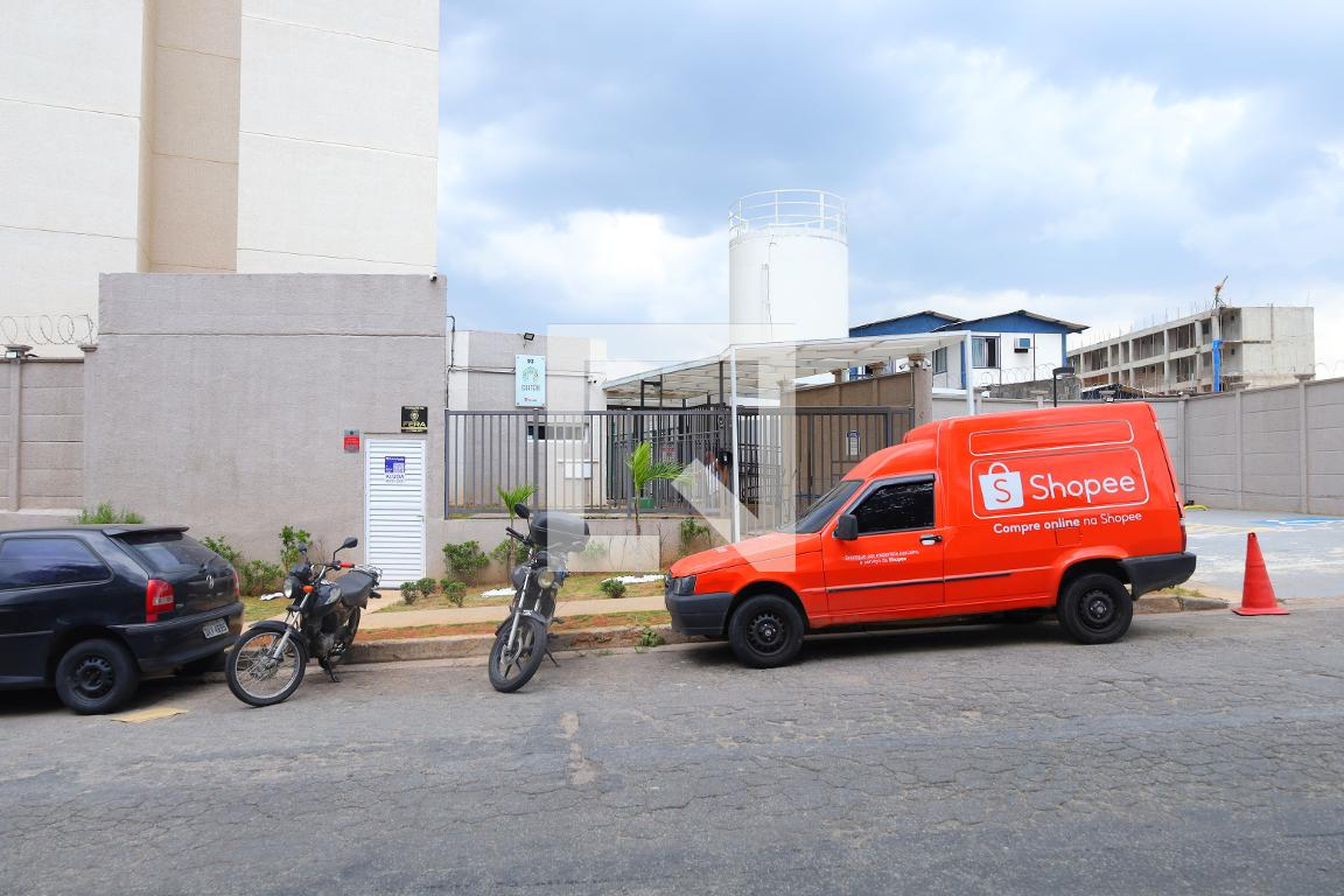 Fachada do condomínio Condomínio em Rua Arroio Sarandi, 93