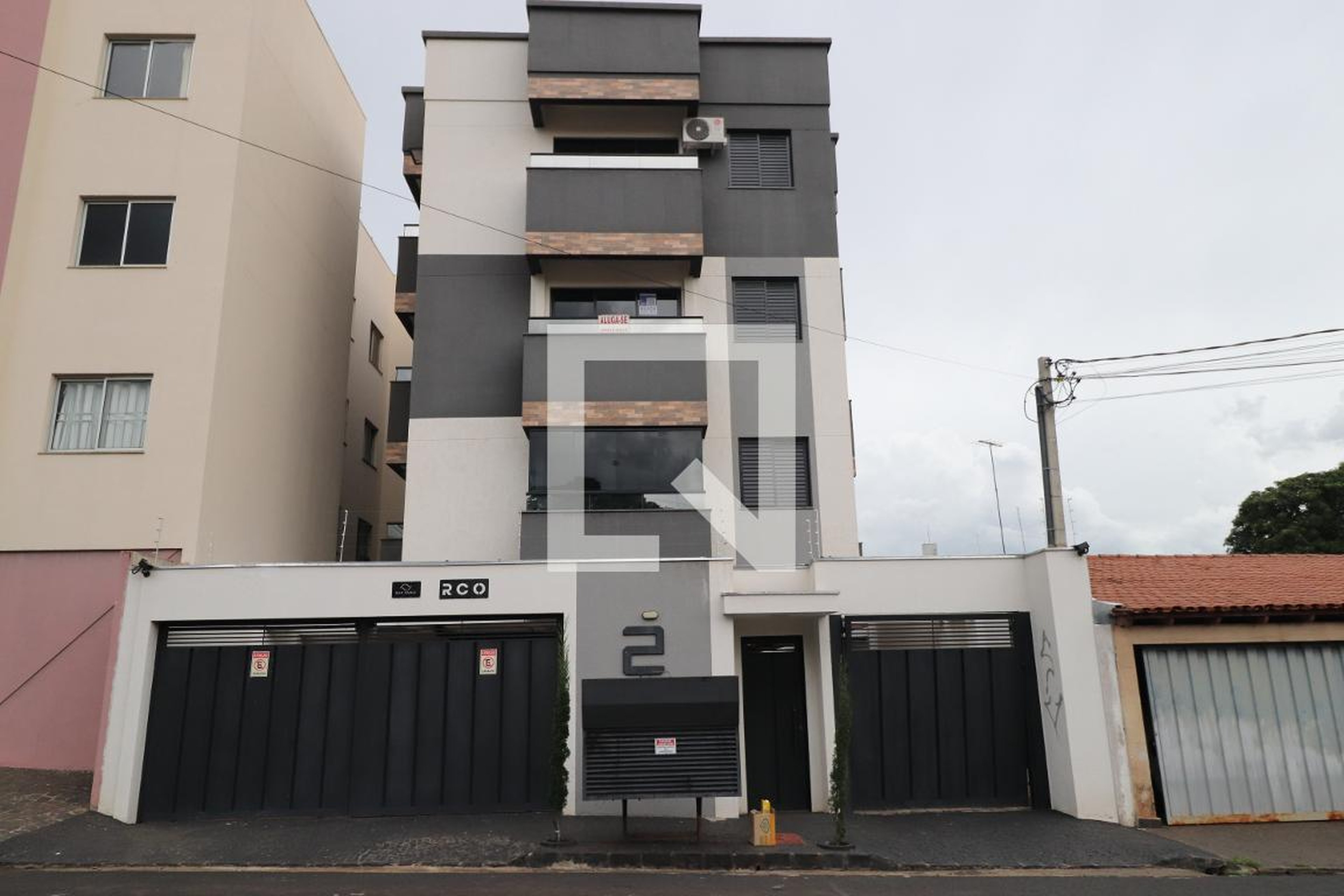 Fachada Condomínio em Rua Miguel Rocha dos Santos, 285