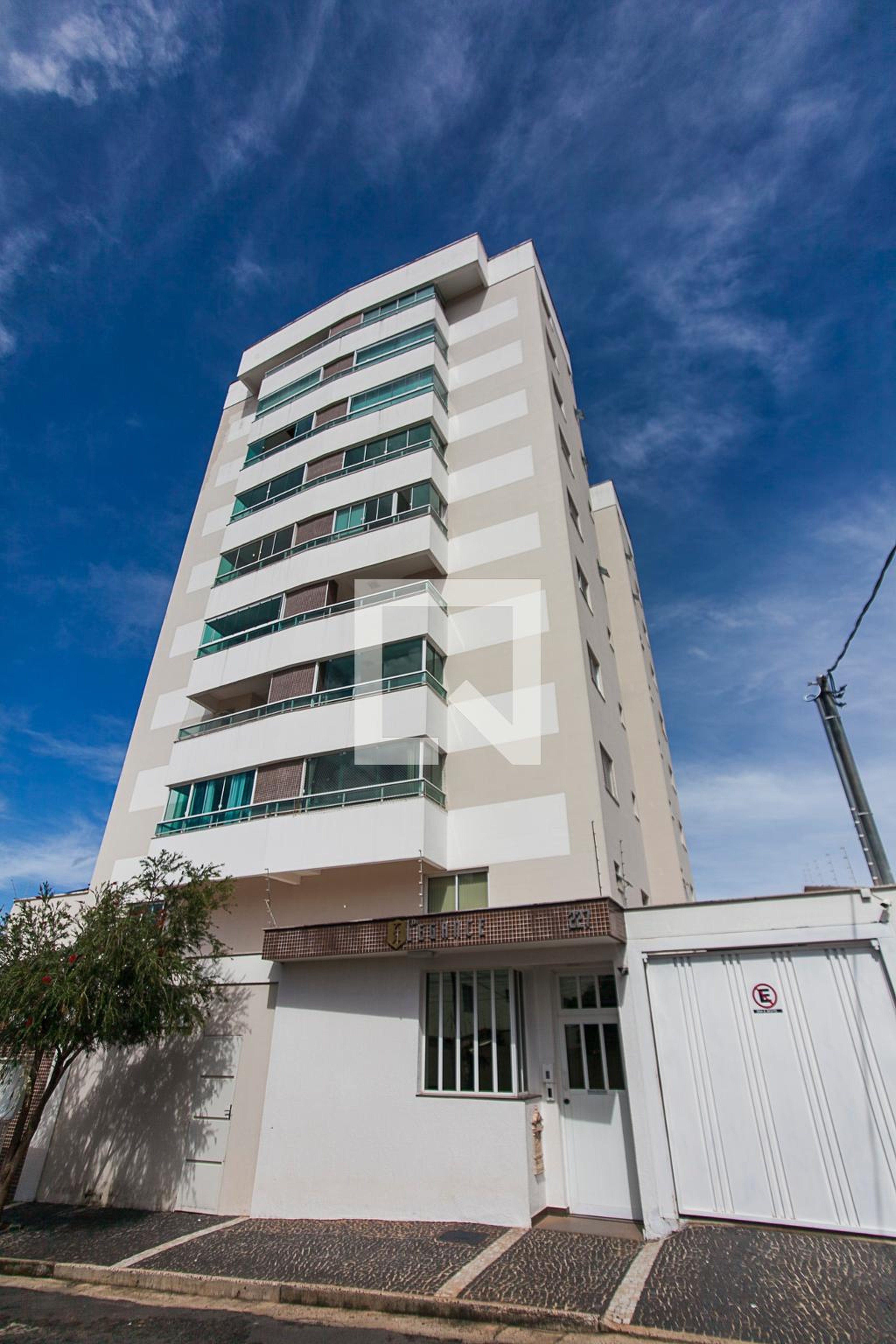 Fachada Condomínio em Rua Nelson de Oliveira, 227