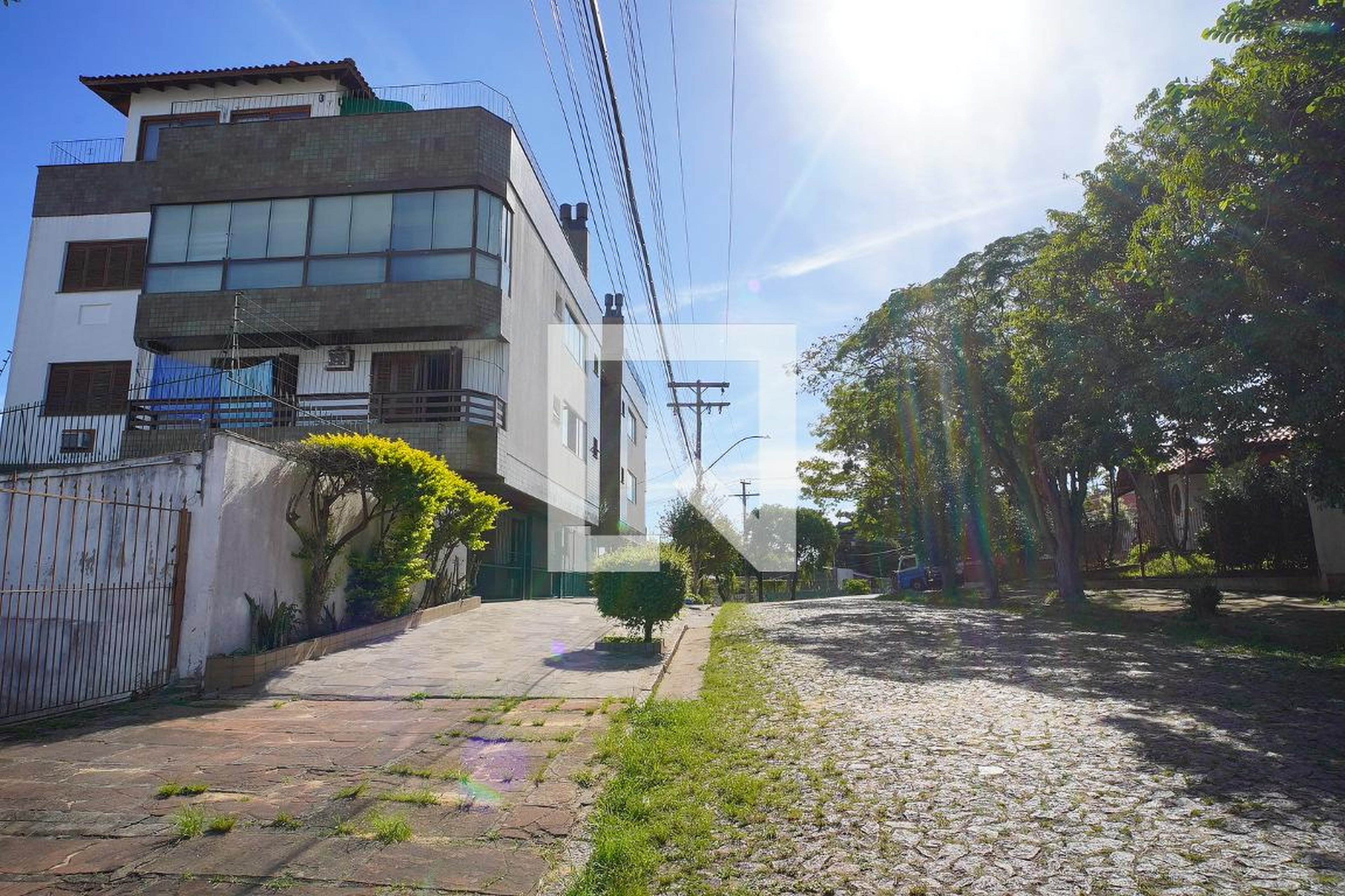Fachada Condomínio em Rua Monte Flôr, 360
