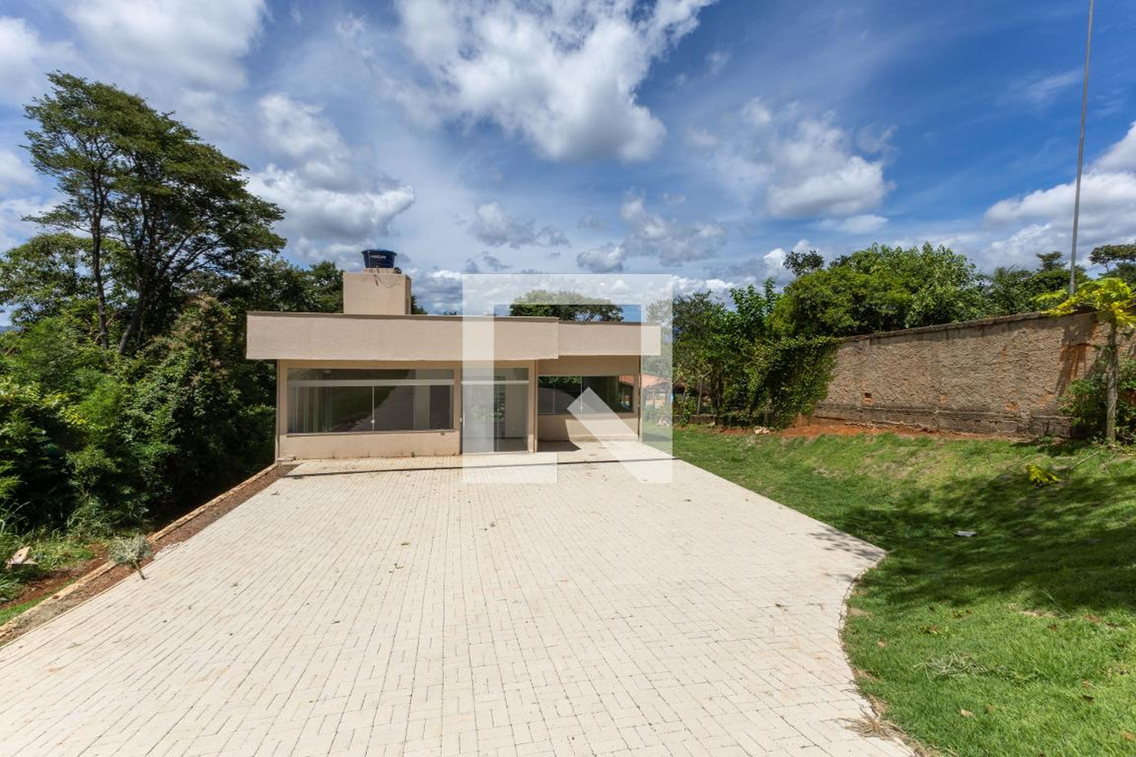 Fachada Condomínio em Rua das Quaresmeiras, 432