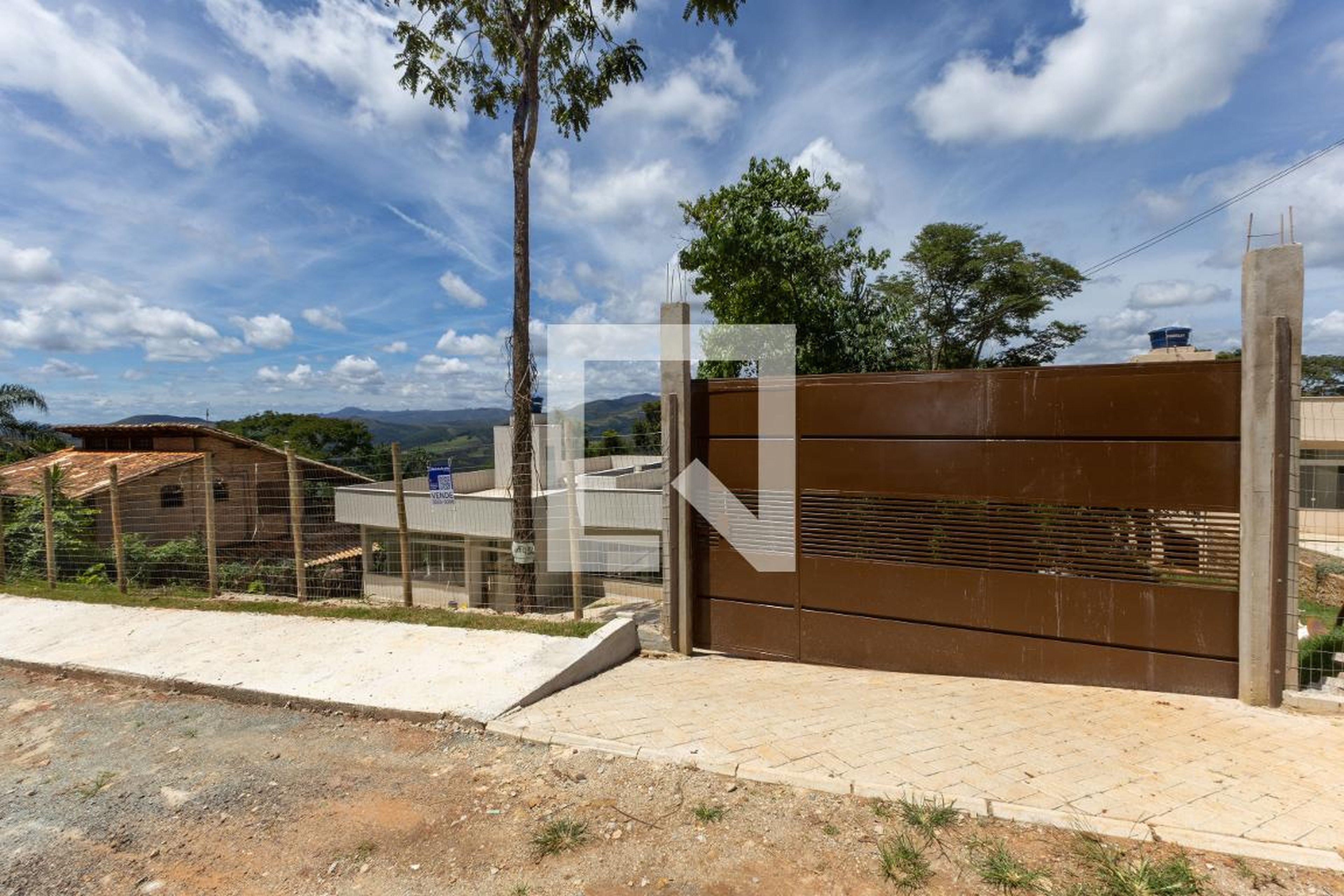 Fachada Condomínio em Rua das Quaresmeiras, 456