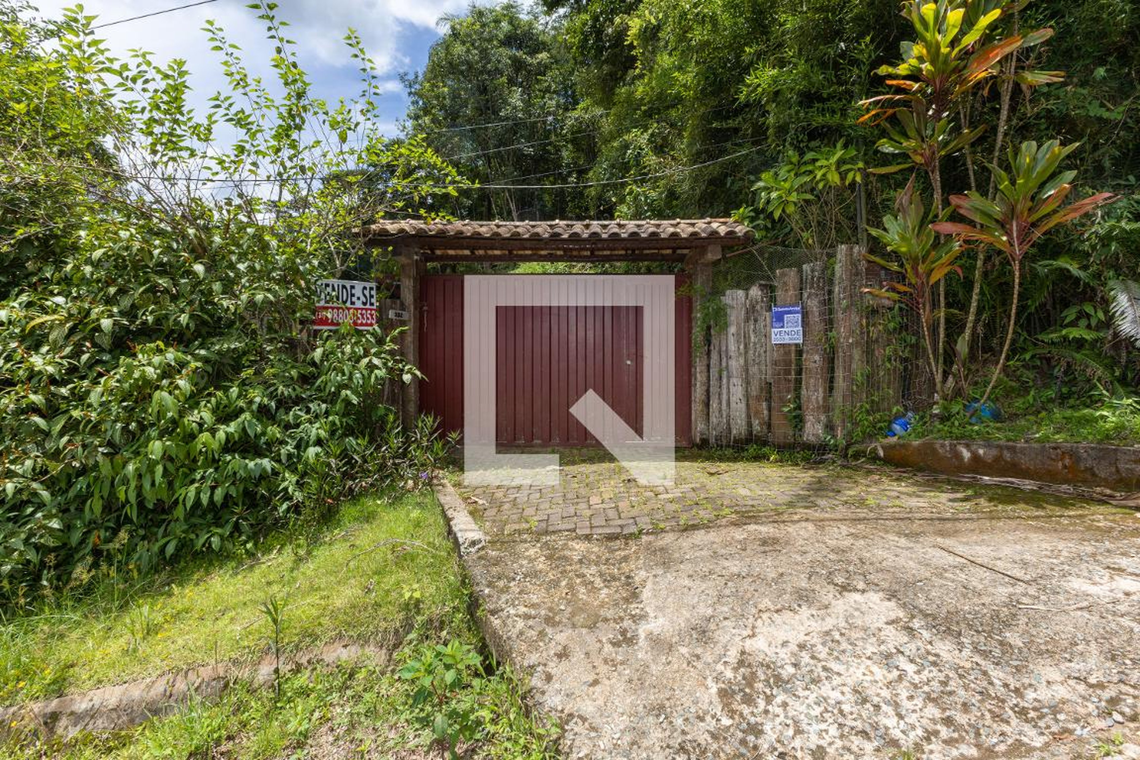 Fachada Condomínio em Rua das Palmeiras, 120