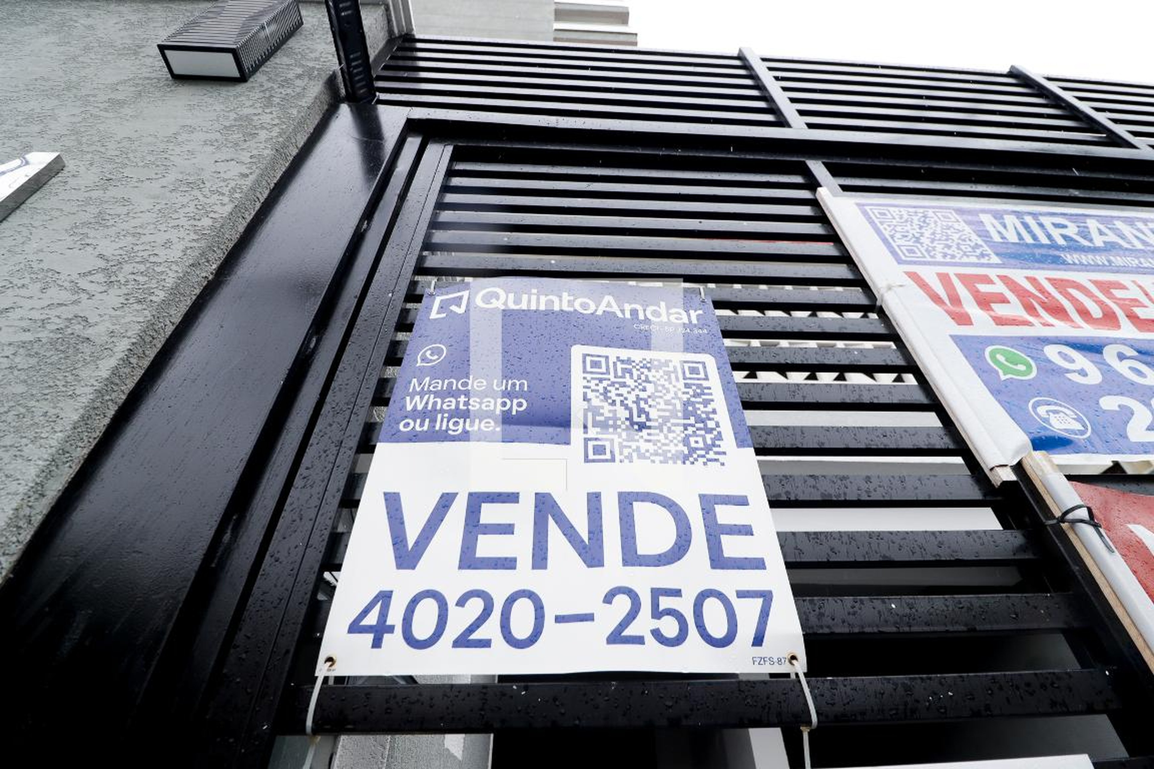 Fachada Condomínio em Rua Vale da Ribeira, 51