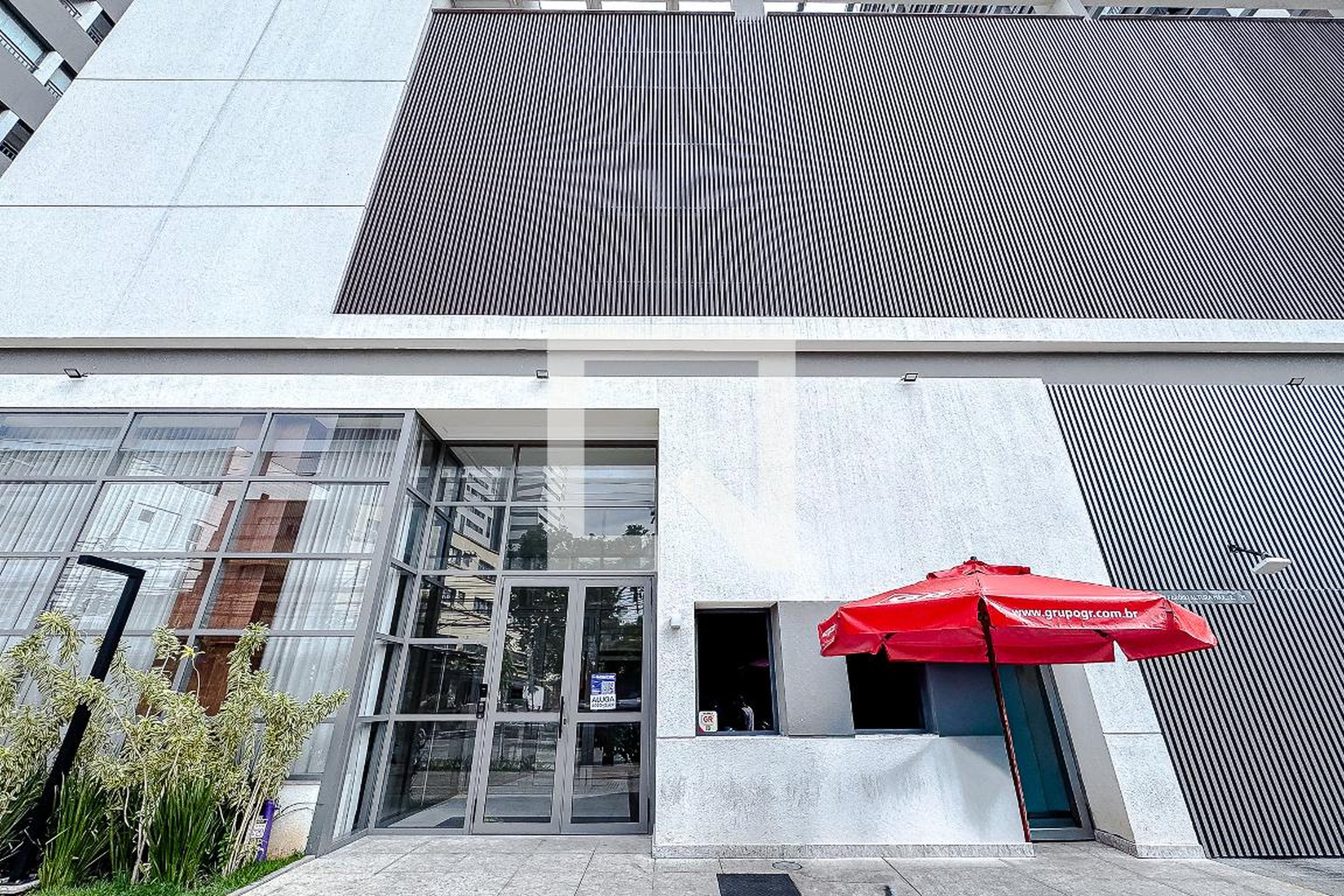 Fachada Condomínio em Rua Padre Adelino, 546