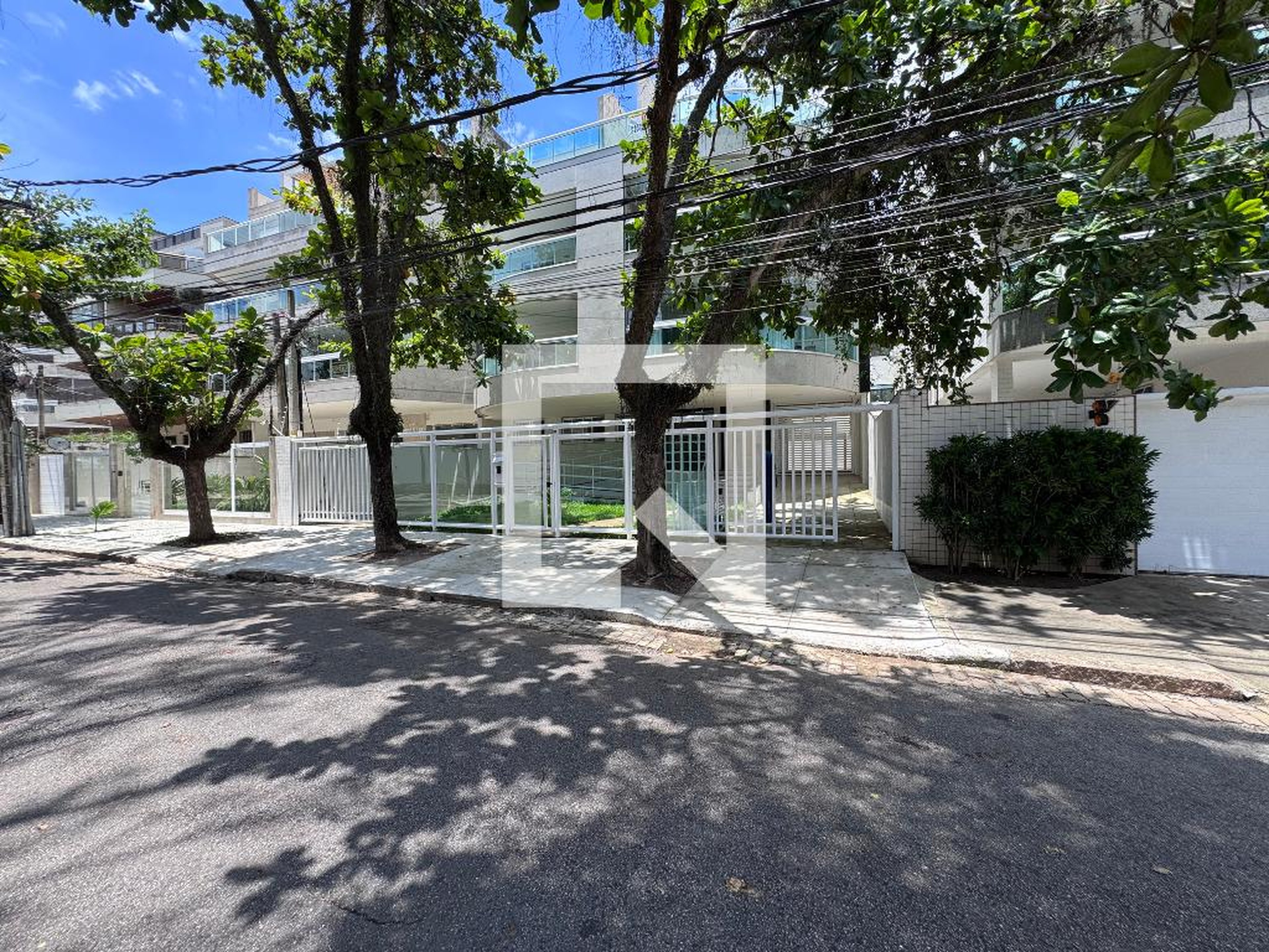 Fachada Condomínio em Rua Demóstenes Madureira de Pinho, 649